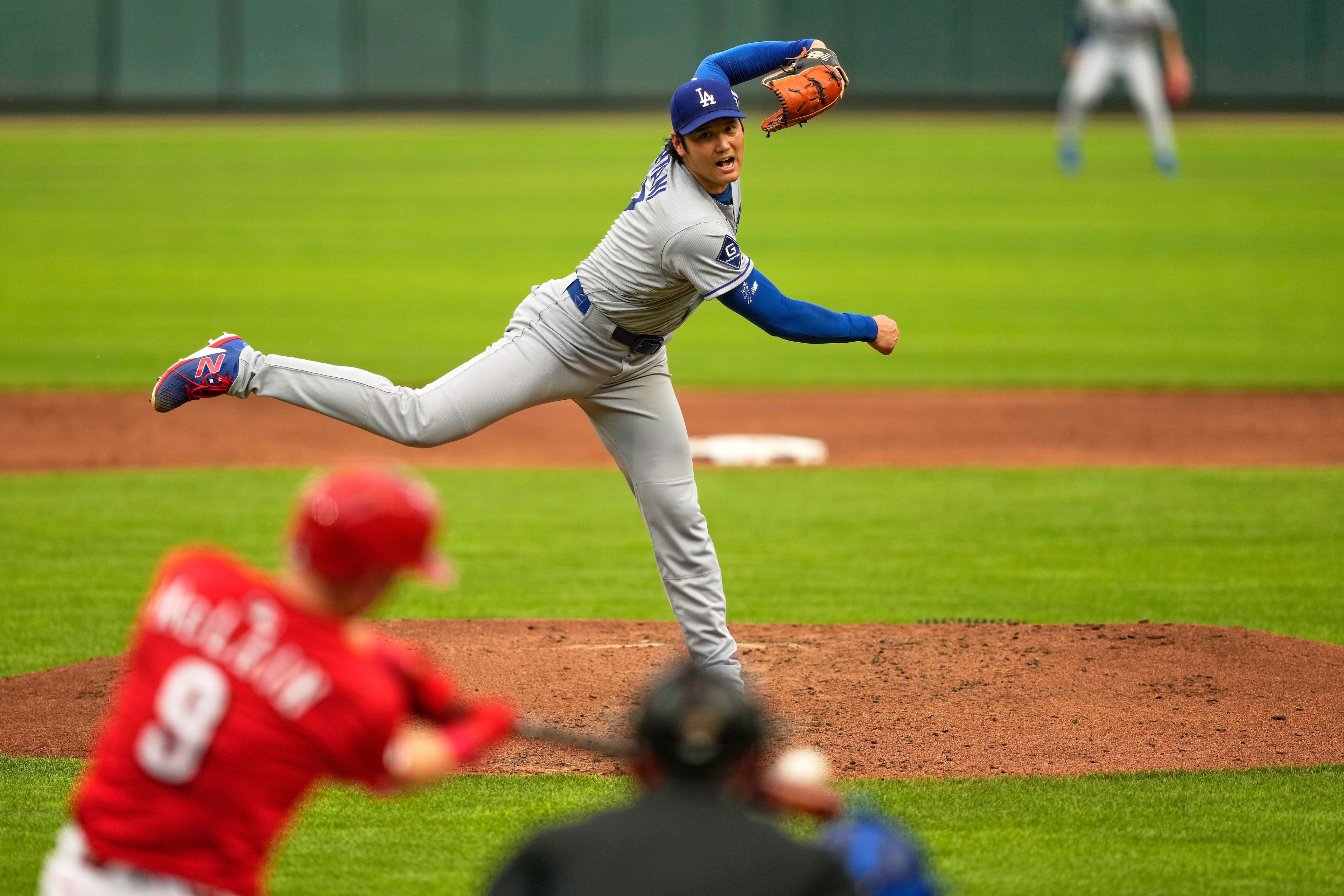 Shohei Ohtani leaves mound with trainer after throwing 6 str...