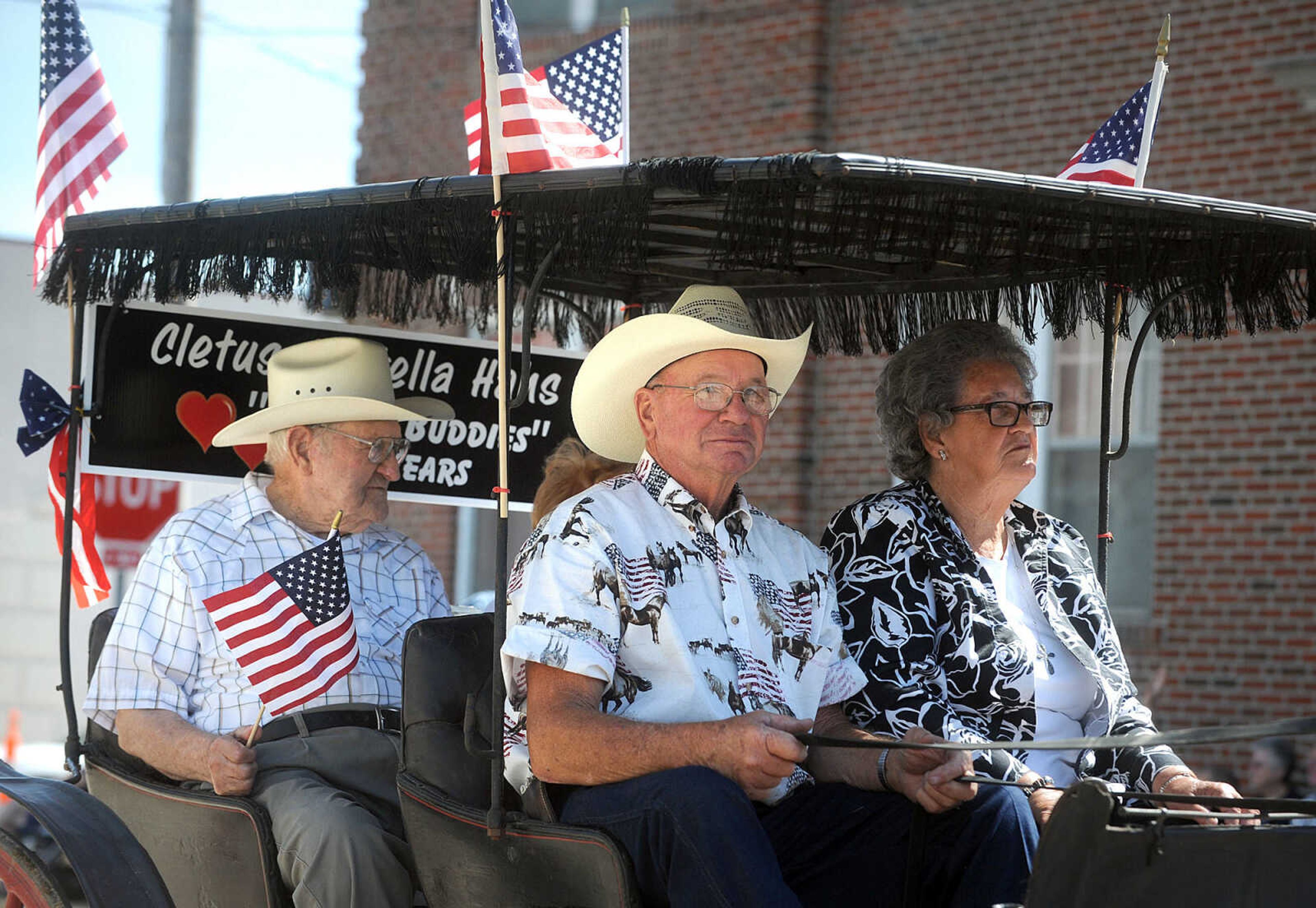 LAURA SIMON ~ lsimon@semissourian.com


People line the sidewalks as old-time horse drawn carriages head down High Street in Jackson, Saturday, July 5, 2014, during the Bicentennial Wagon Trail Parade.