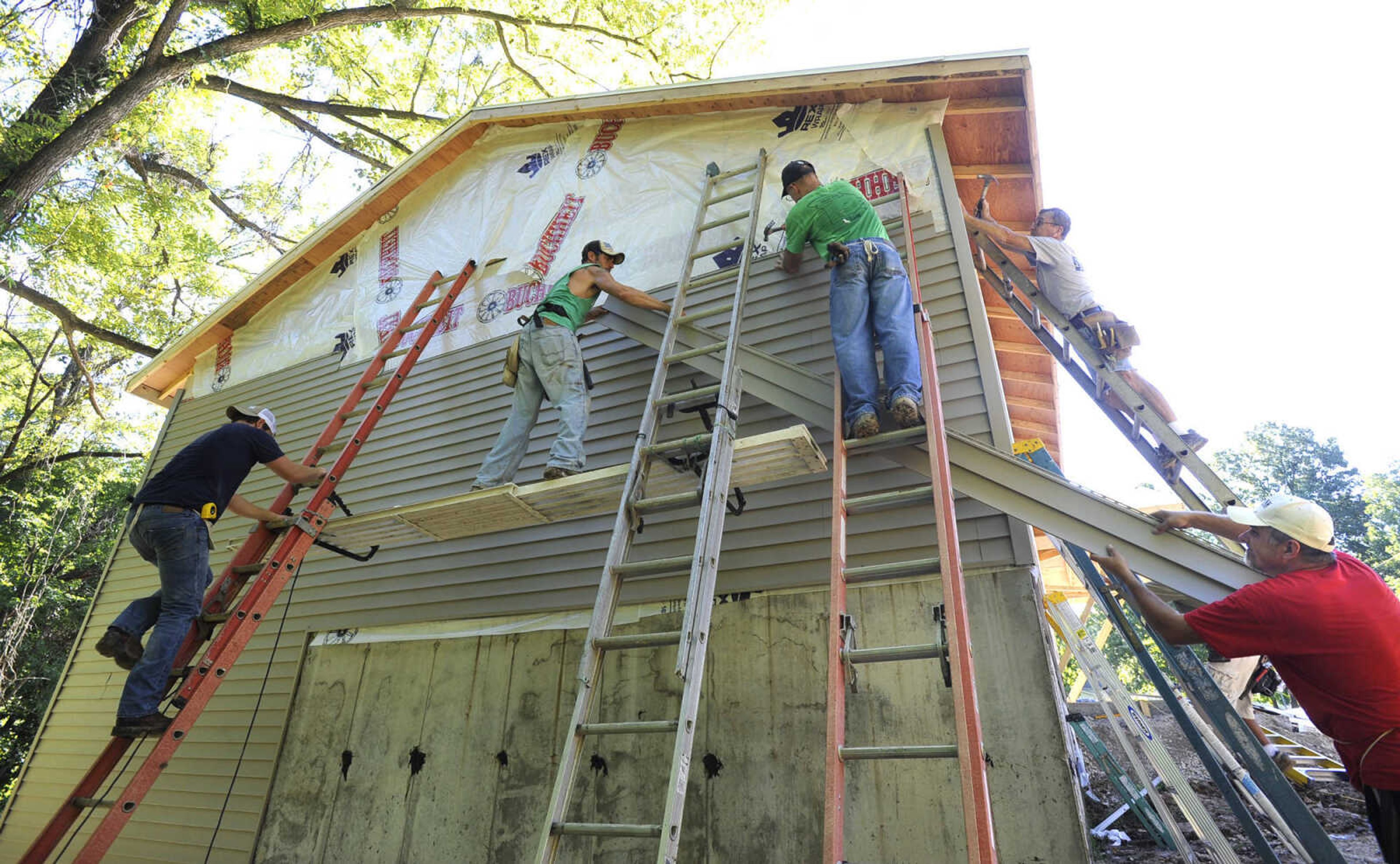 FRED LYNCH ~ flynch@semissourian.com
Volunteers install vinyl siding on a Habitat for Humanity house Saturday, Sept. 10, 2016 in Jackson as part of the United Way Days of Caring.