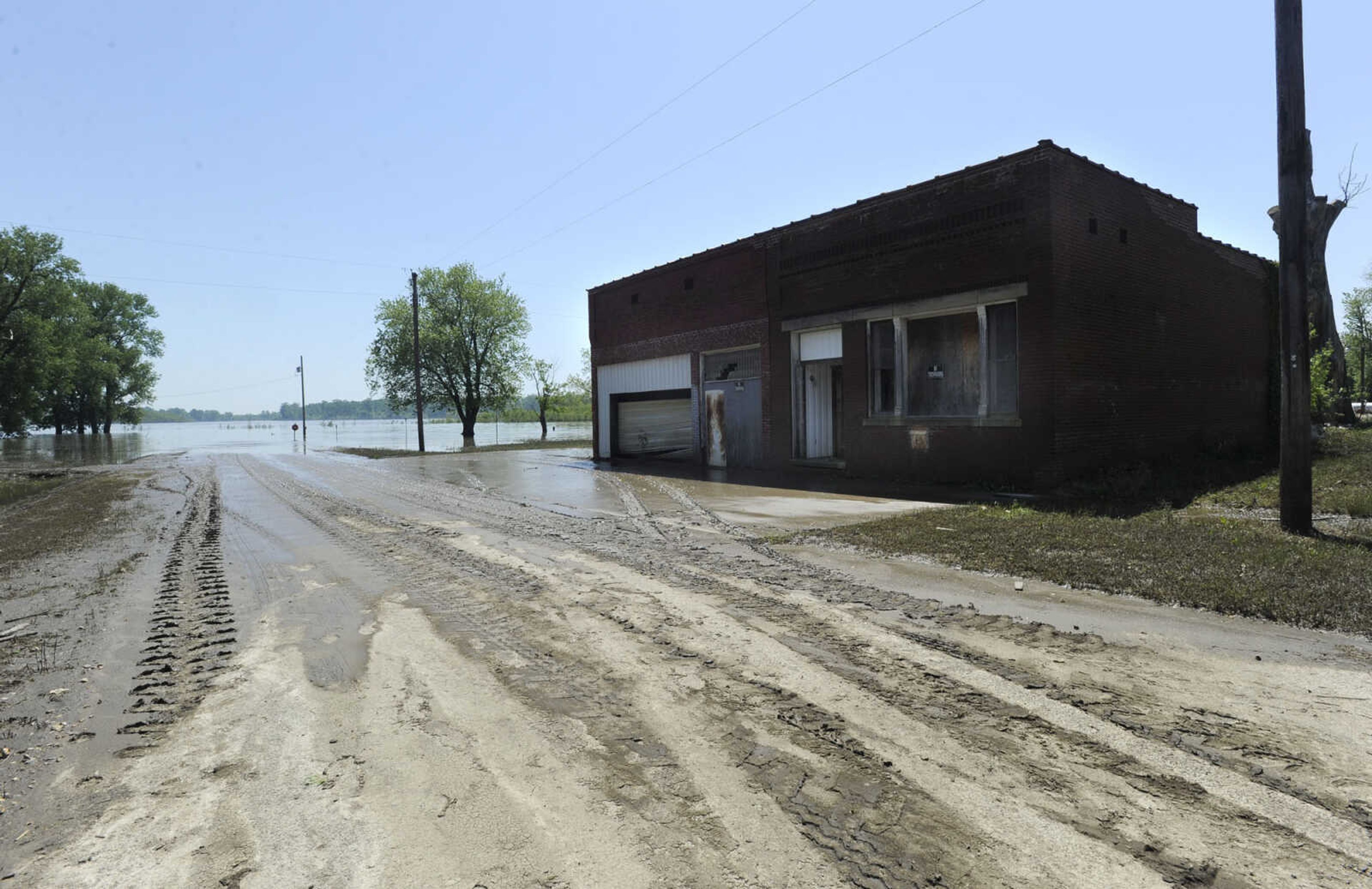 FRED LYNCH ~ flynch@semissourian.com
Mississippi River floodwaters are receding Sunday, May 8, 2011 in Commerce, Mo.