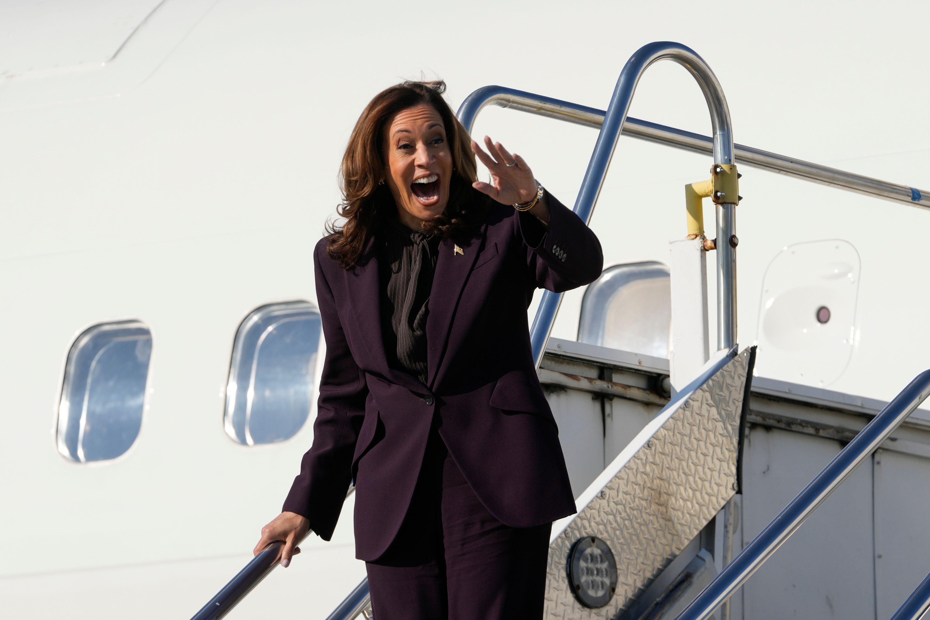 Democratic presidential nominee Vice President Kamala Harris arrives at Detroit Metropolitan Airport in Romulus, Mich., enroute to join Oprah Winfrey at Oprah's Unite for America Live Streaming event Thursday, Sept. 19, 2024. (AP Photo/Paul Sancya)