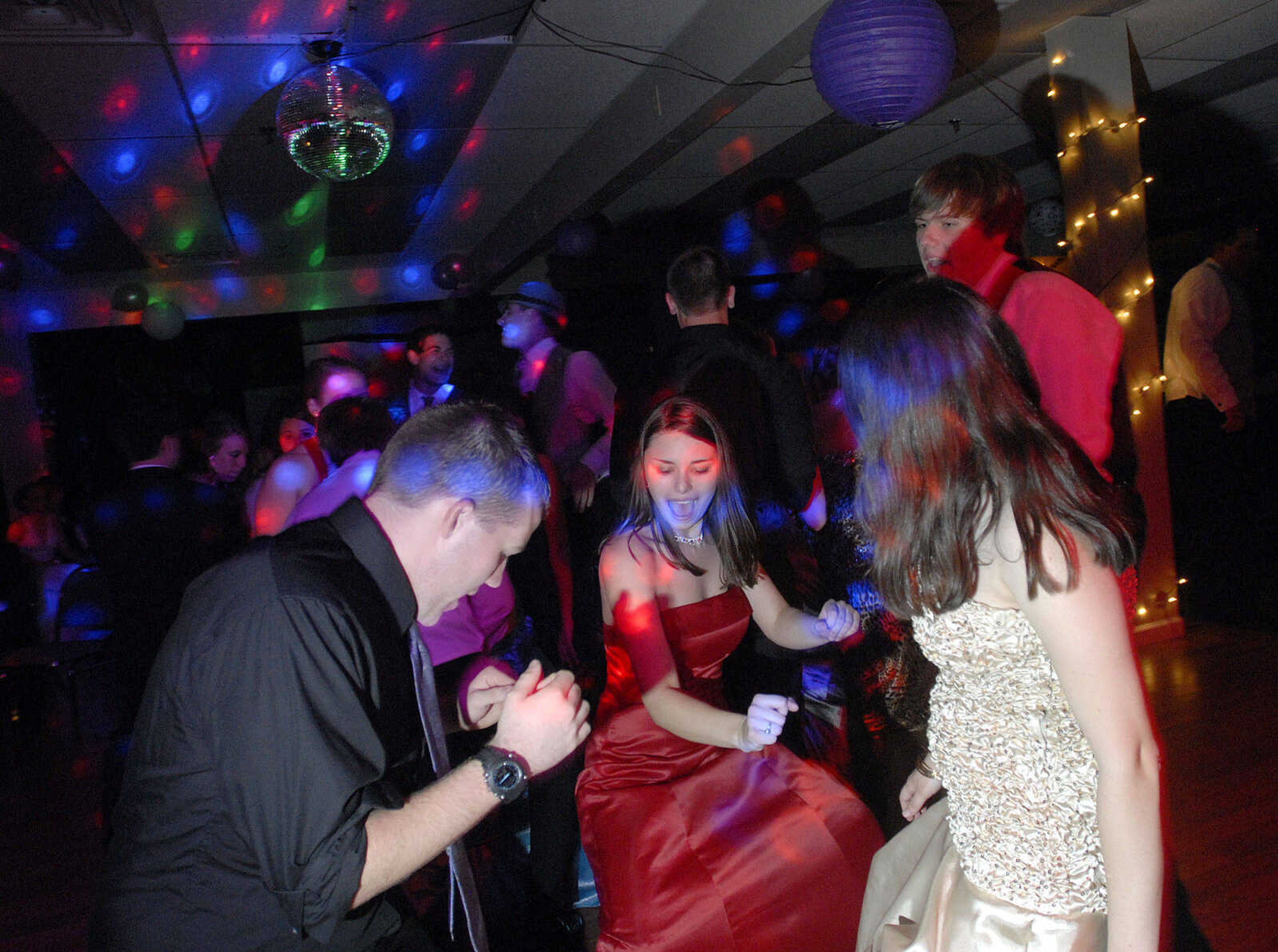 LAURA SIMON~lsimon@semissourian.com
Woodland High School Prom "A Night to Remember" at Dockside the Upper Deck in Cape Girardeau Saturday, April 10, 2010.