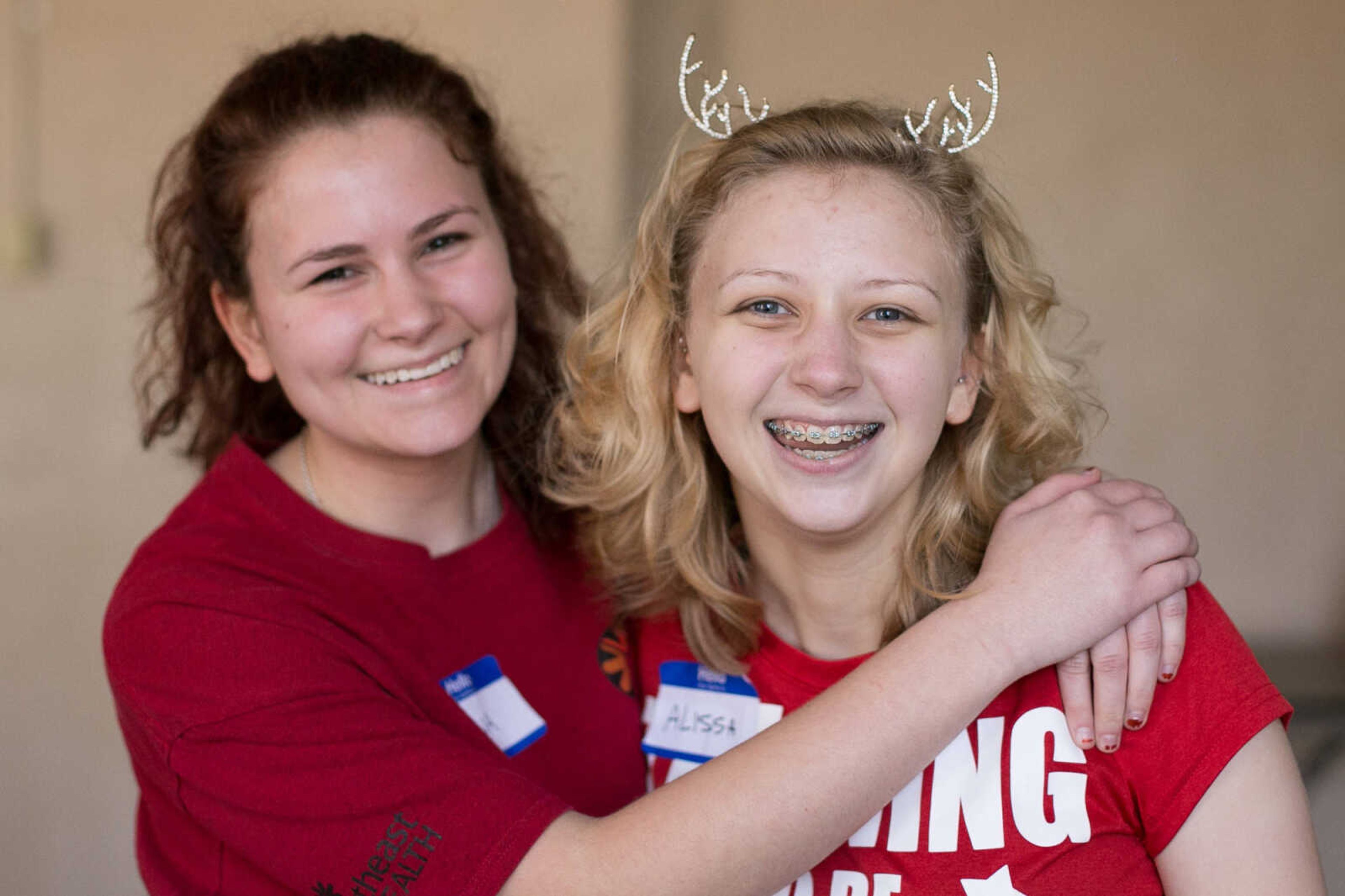 GLENN LANDBERG ~ glandberg@semissourian.com

Jenna, left, and Alissa Wiggins pose for a photo during the Help-Portrait event at the House of Hope Saturday, Dec. 5, 2015 in Cape Girardeau.