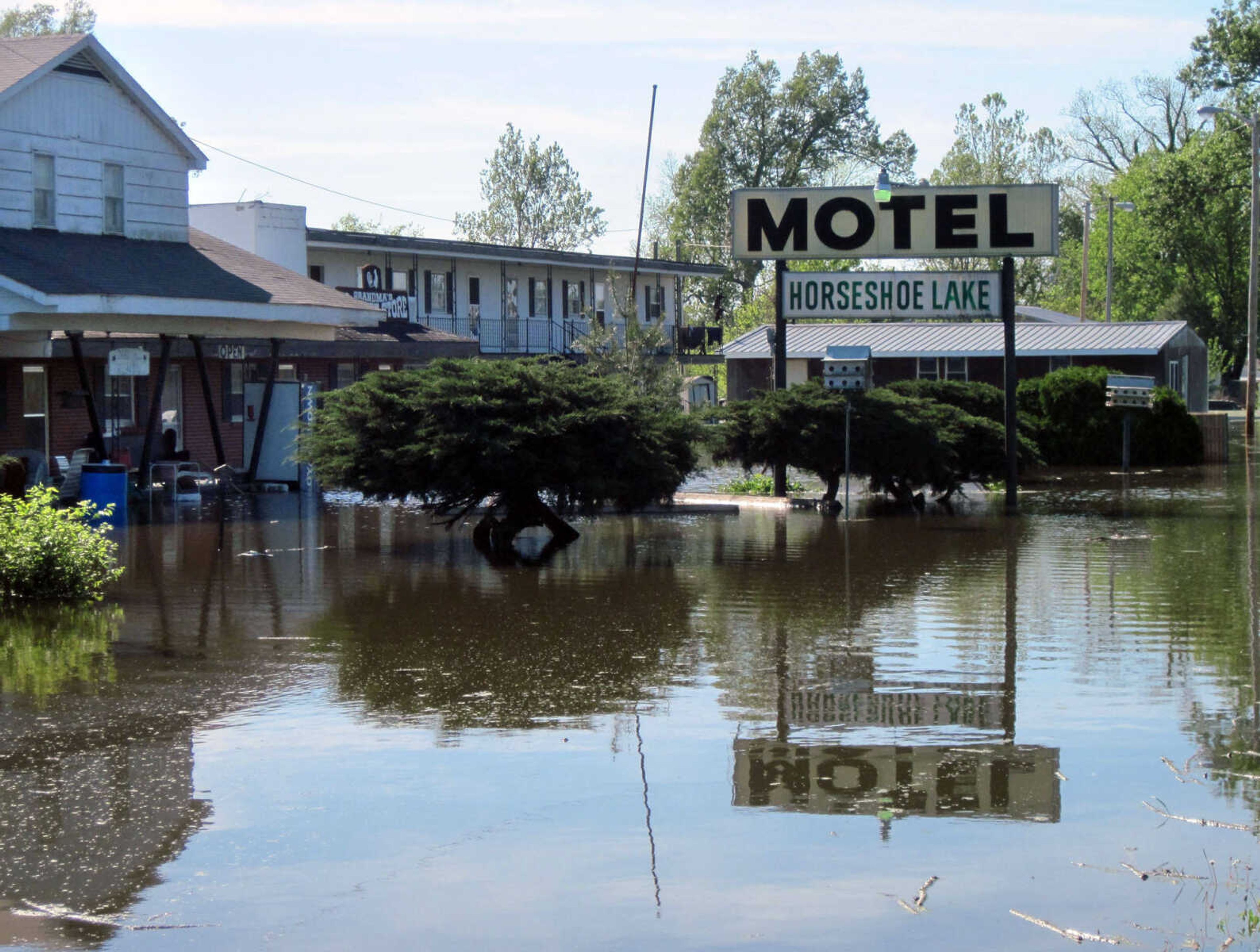 M.D. KITTLE ~ mkittle@semissourian.com
Flooding in Olive Branch, Ill. on Friday, April 29, 2011.