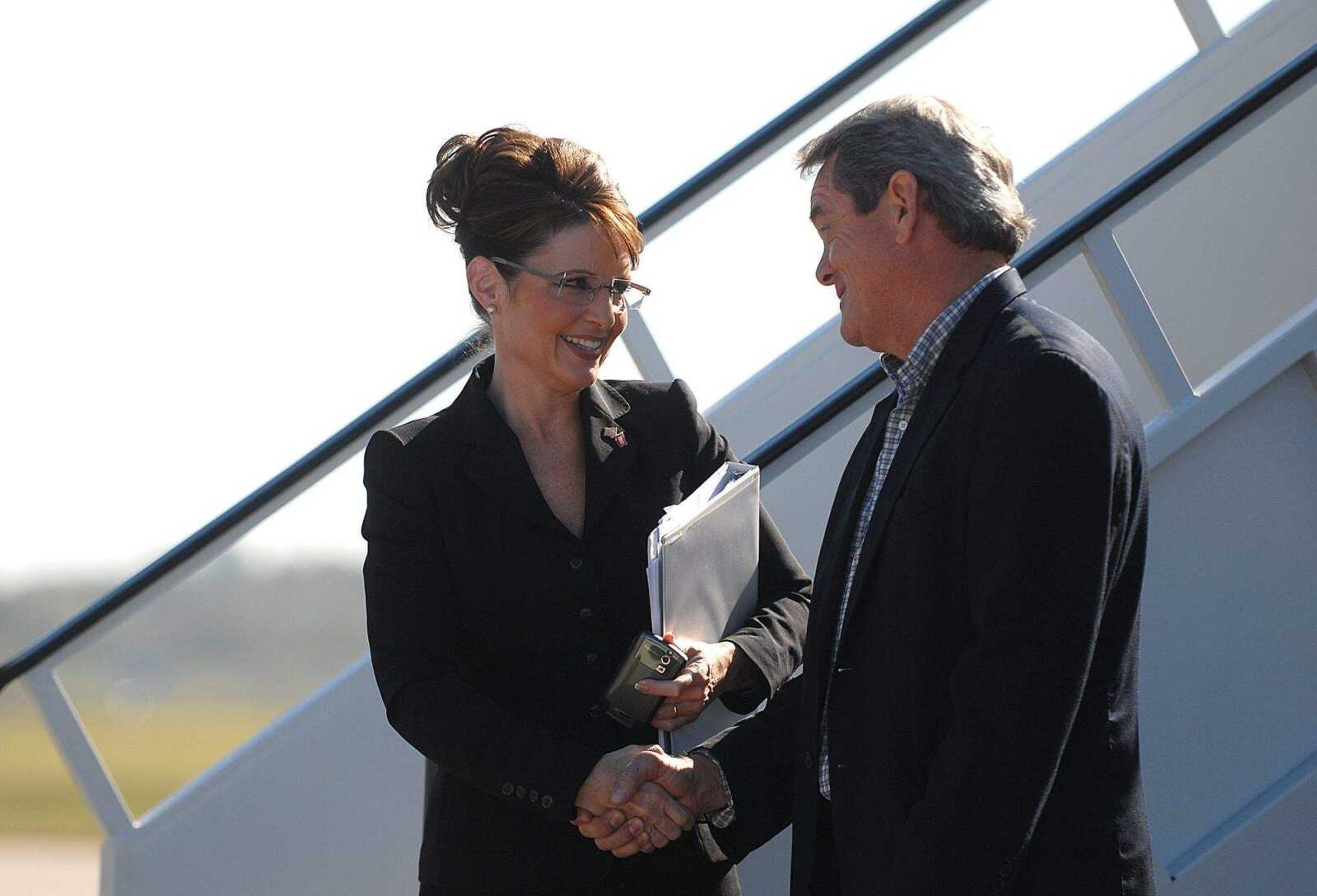 AARON EISENHAUER ~ aeisenhauer@semissourian.com
Alaska Governor Sarah Palin greets Cape Girardeau Regional Airport Manager Bruce Loy before departing.