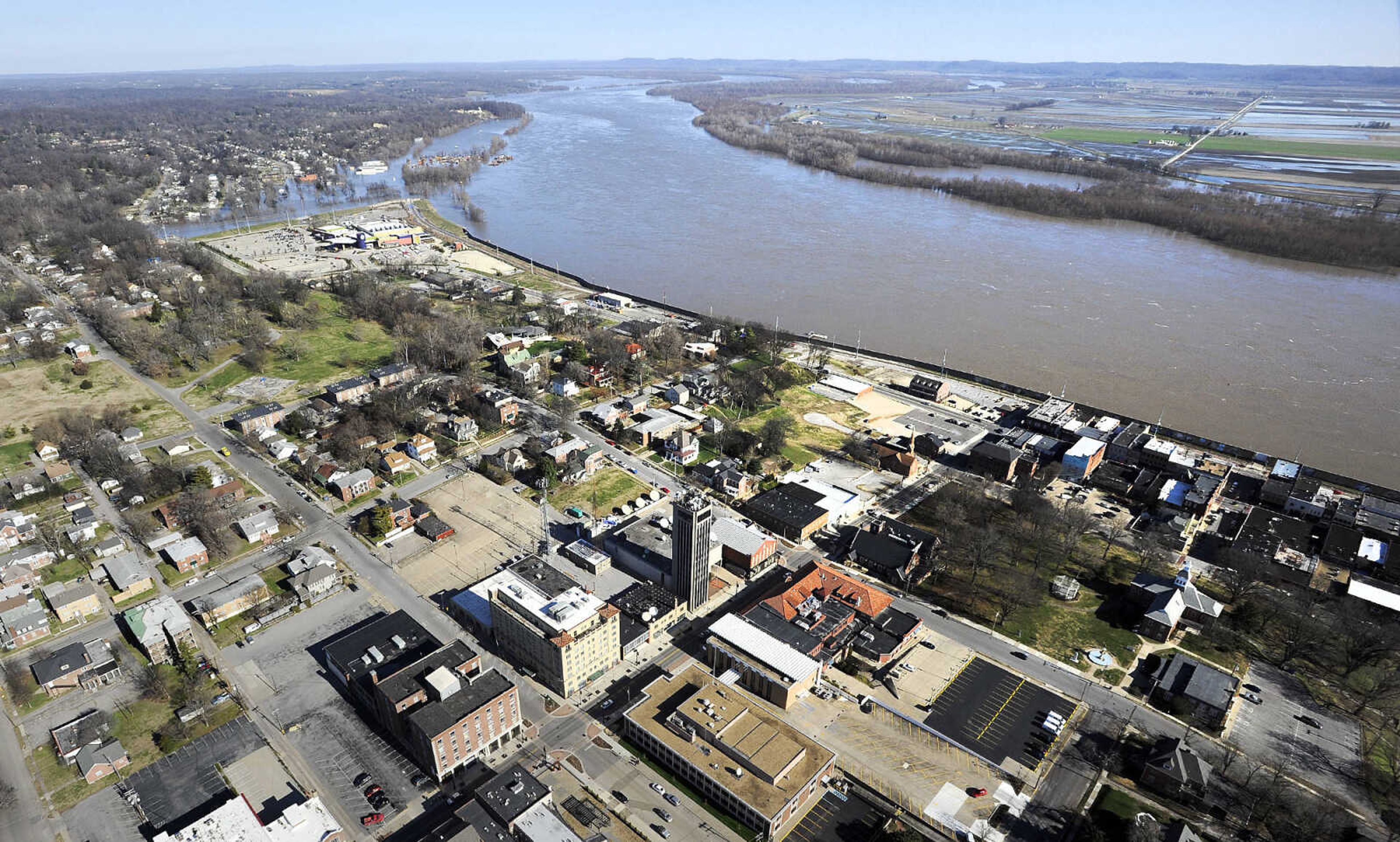 LAURA SIMON ~ lsimon@semissourian.com

The swollen Mississippi River in downtown Cape Girardeau, Saturday, Jan. 2, 2016.