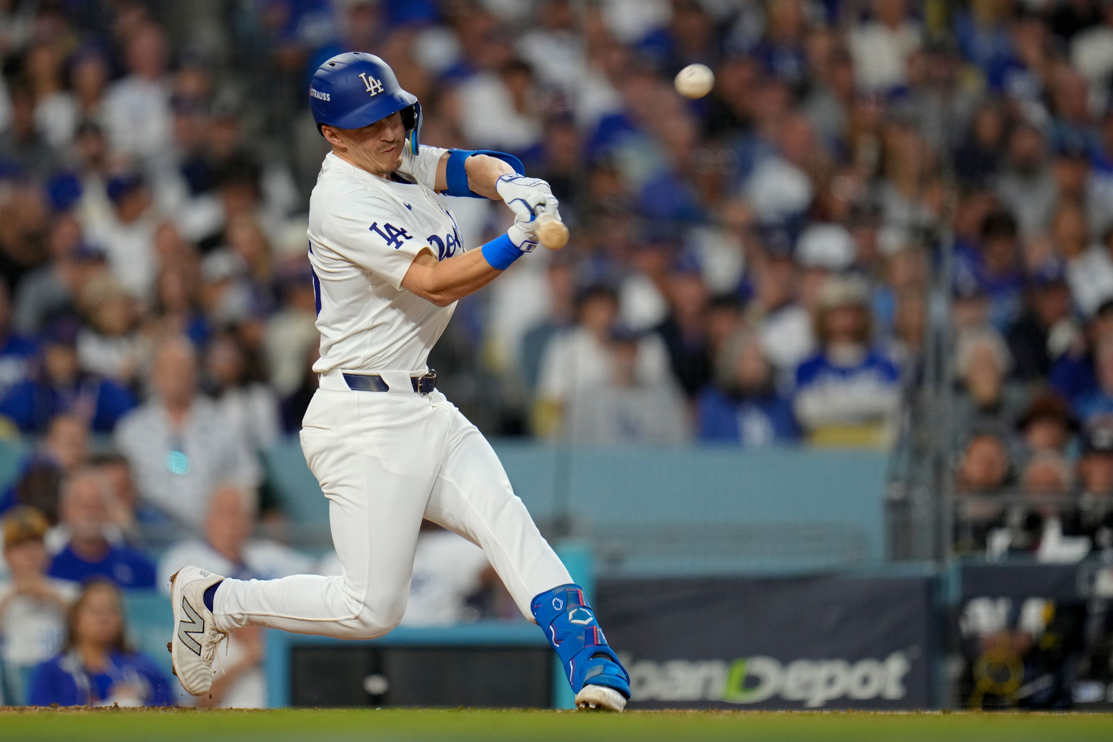 Los Angeles Dodgers' Tommy Edman hits a two-run home run against the New York Mets during the third inning in Game 6 of a baseball NL Championship Series, Sunday, Oct. 20, 2024, in Los Angeles. (AP Photo/Julio Cortez)