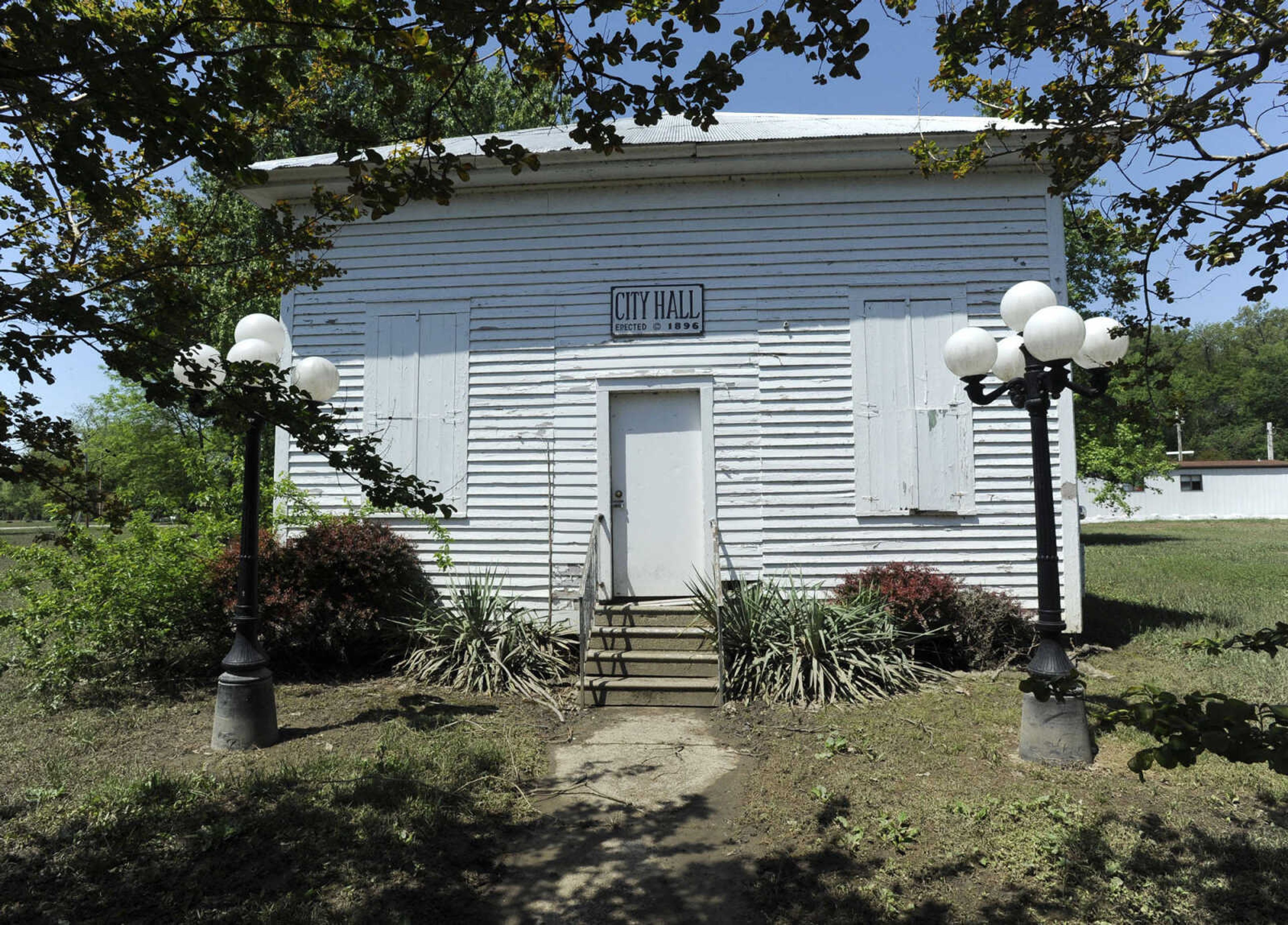 FRED LYNCH ~ flynch@semissourian.com
Mississippi River floodwaters are receding Sunday, May 8, 2011 in Commerce, Mo.