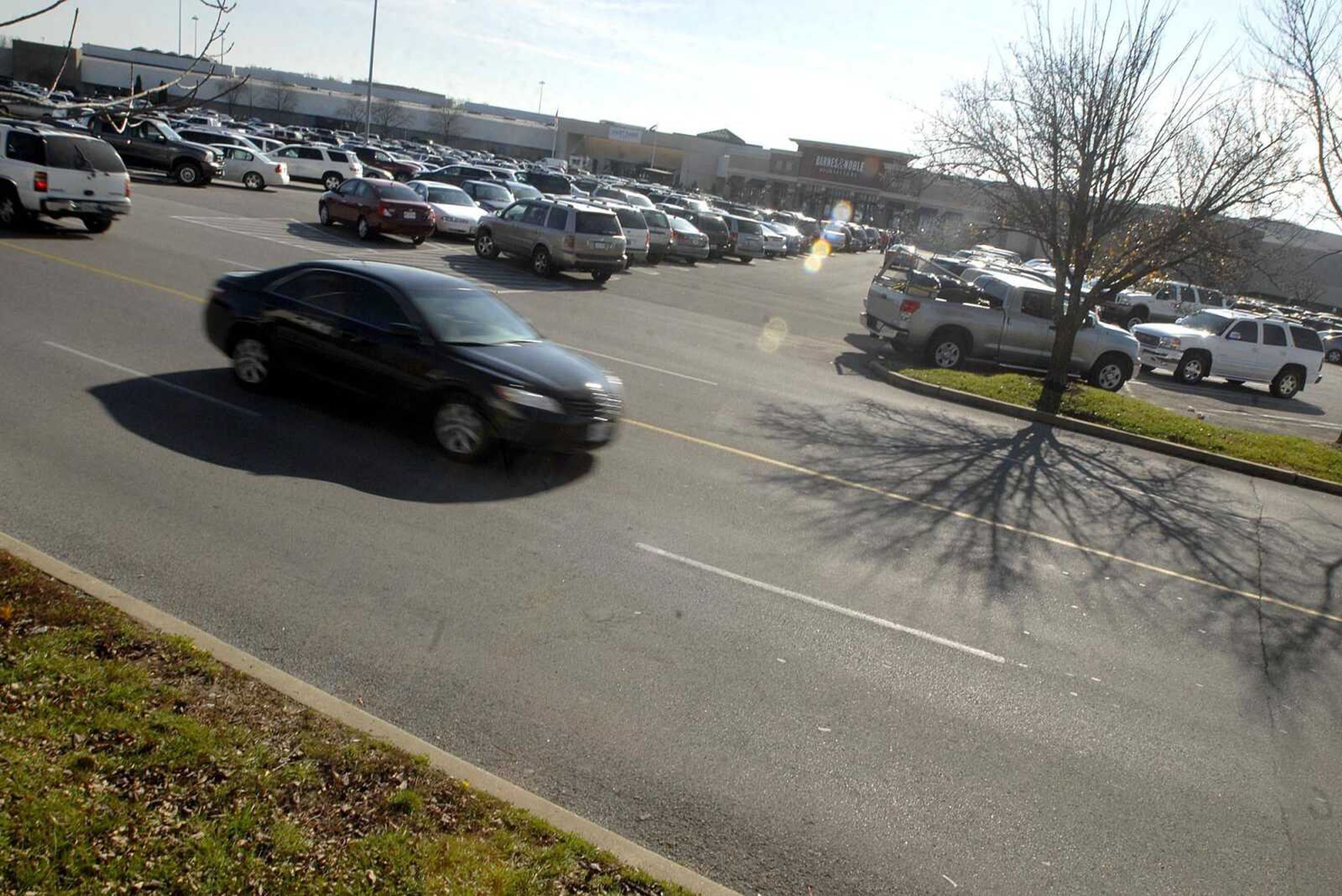 LAURA SIMON ~ lsimon@semissourian.com
Cars fill the parking lot at West Park Mall Friday, November 25, 2011 in cape Girardeau.