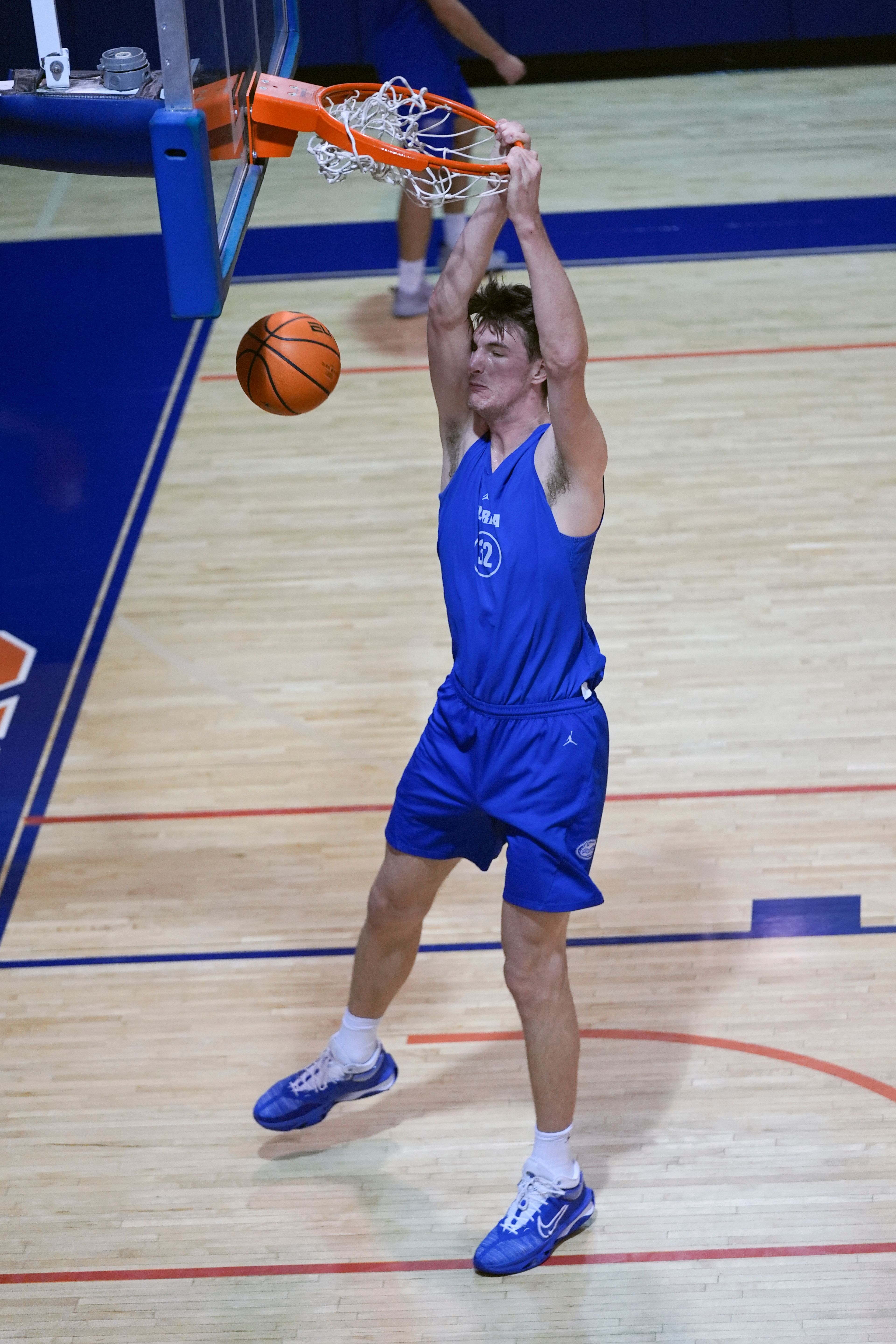 Olivier Rioux, a 7-foot-9 NCAA college basketball player at Florida, dunks the ball as he practices with the team, Friday, Oct. 18, 2024, in Gainesville, Fla. (AP Photo/John Raoux)