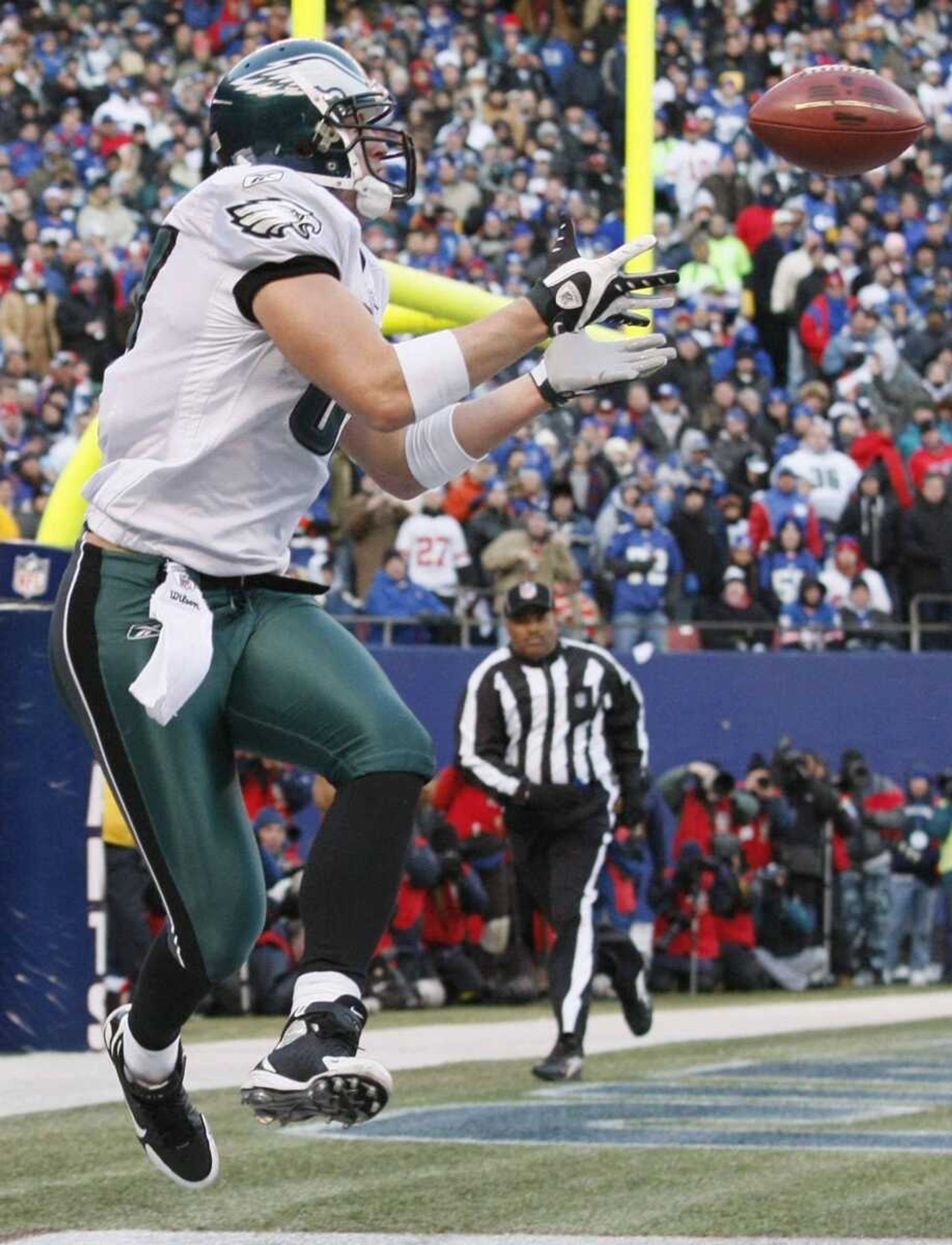 Philadelphia Eagles tight end Brent Celek catches a touchdown pass against the New York Giants during the fourth quarter of an NFL divisional playoff football game on Sunday, Jan. 11, 2009, at Giants Stadium in East Rutherford, N.J. (AP Photo/Kathy Willens)