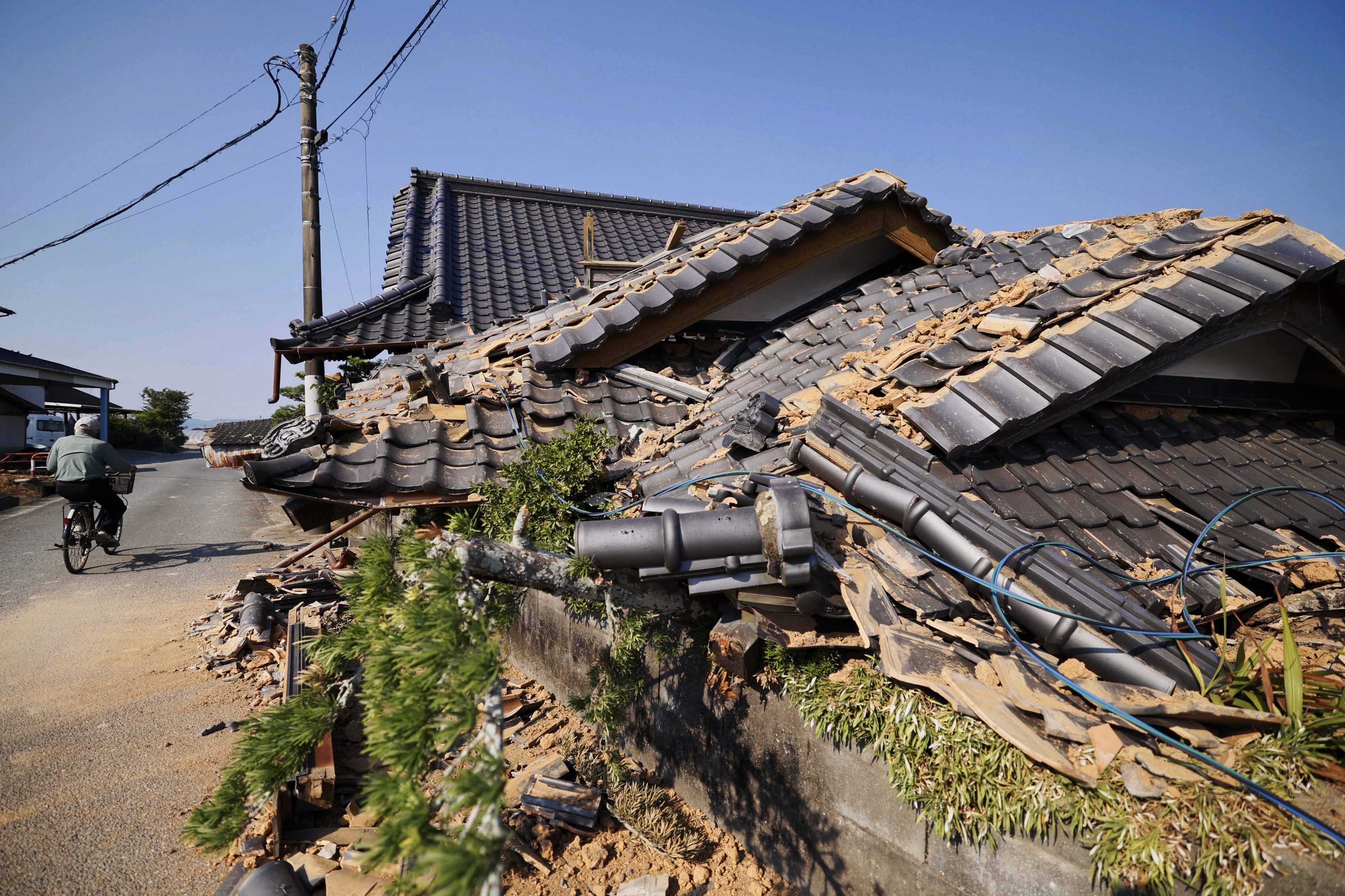 Prime minister visits quake-hit southern Japan as cleanup be