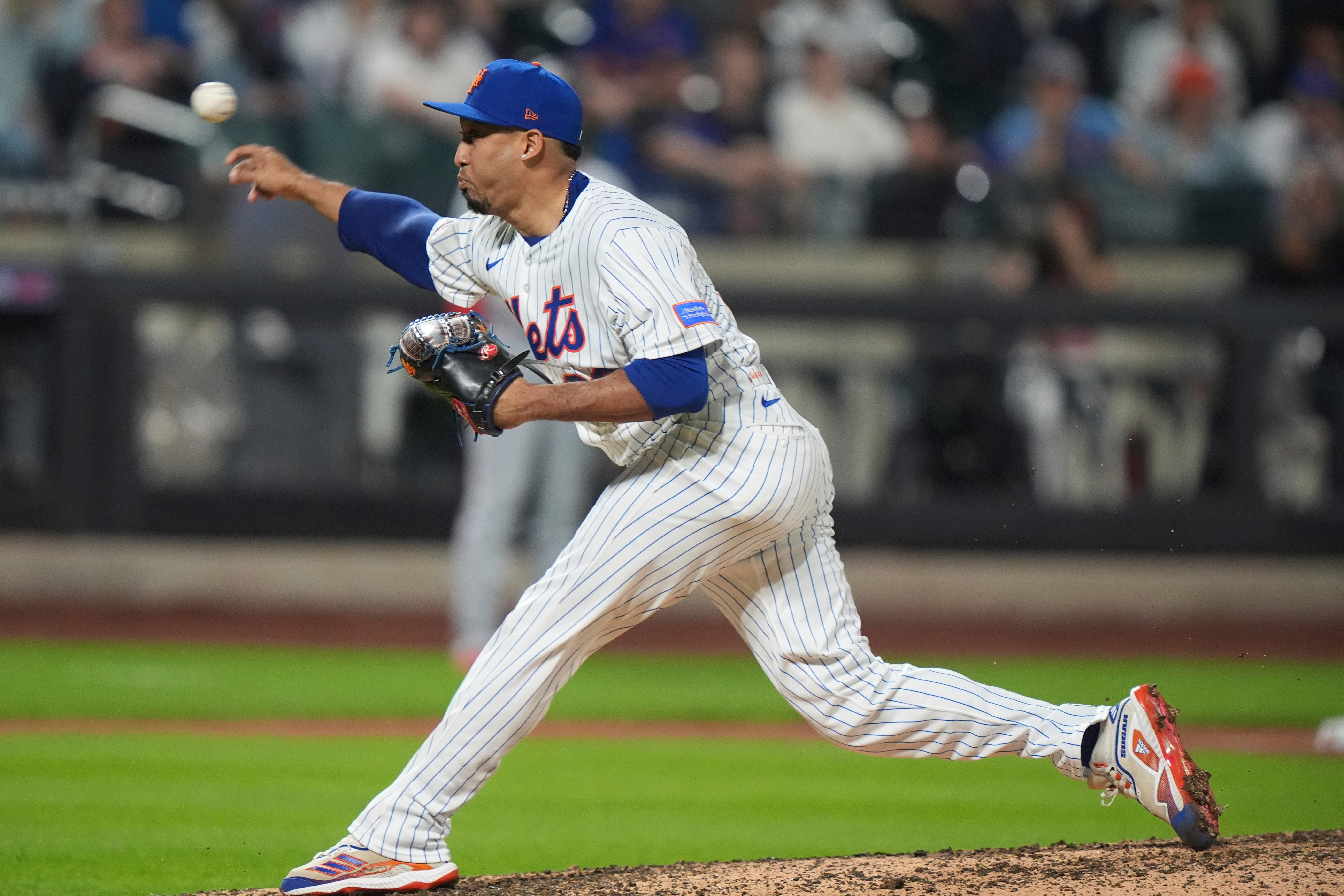 Edwin Díaz agrees to contract with World Series champion Dod