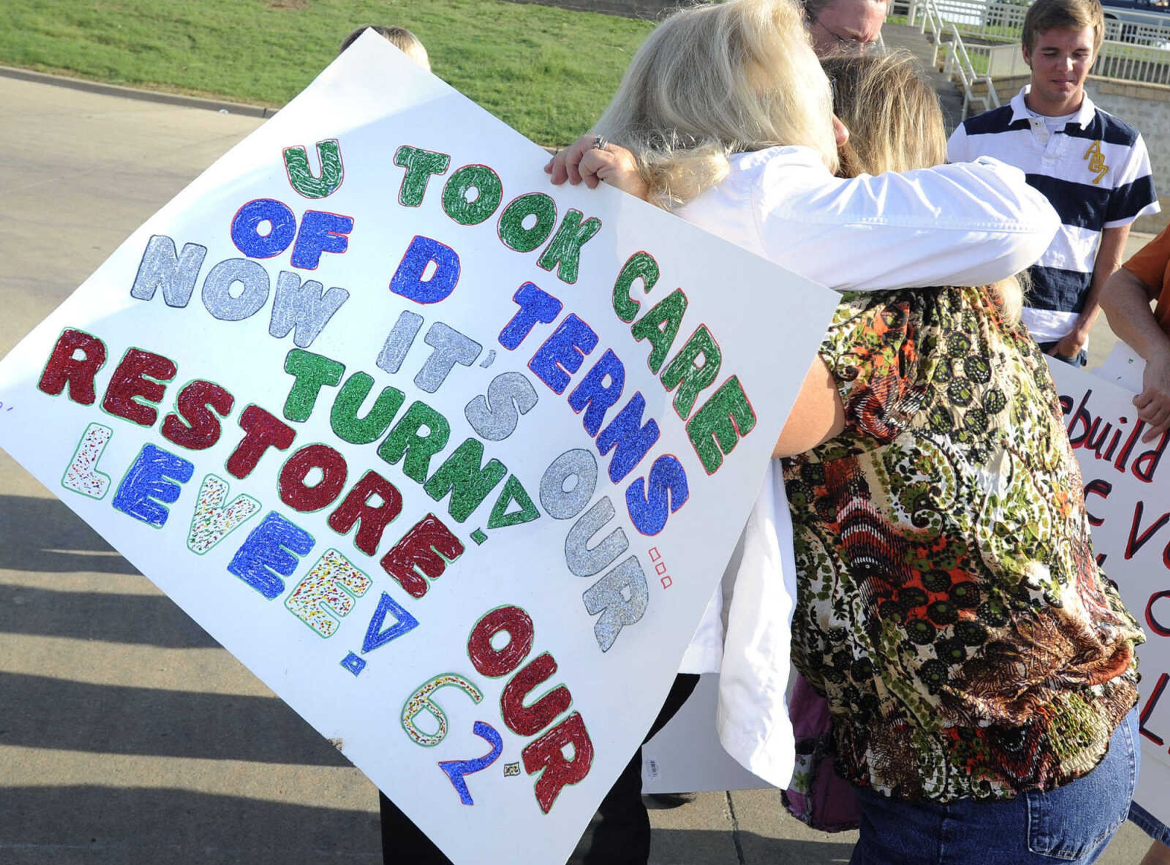 FRED LYNCH ~ flynch@semissourian.com
Demonstrators present their views outside the MV Mississippi Monday, Aug. 15, 2011 at New Madrid, Mo.