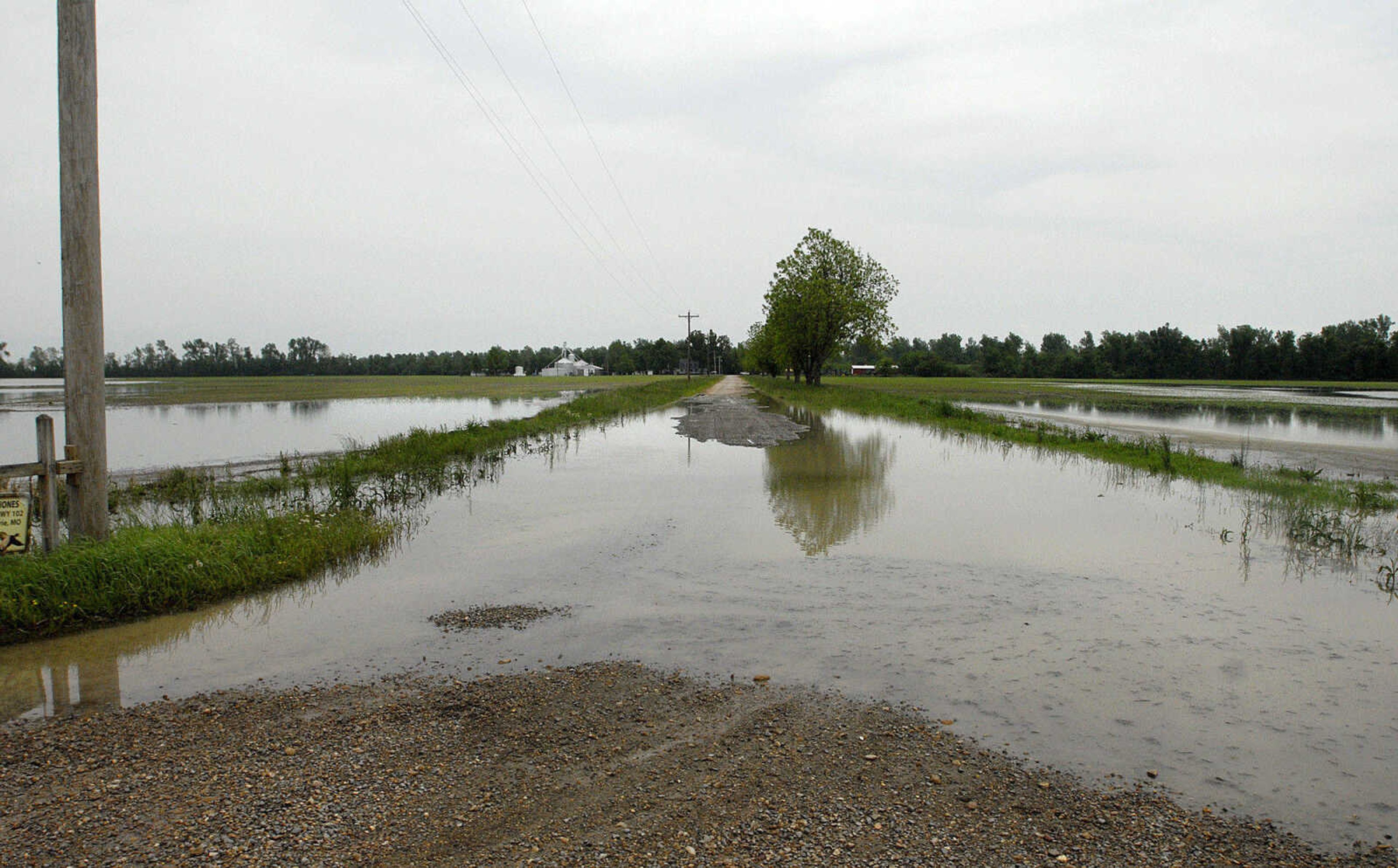 LAURA SIMON~lsimon@semissourian.com
Flooding along Highway 102 in Mississippi County Monday, May 9, 2011.