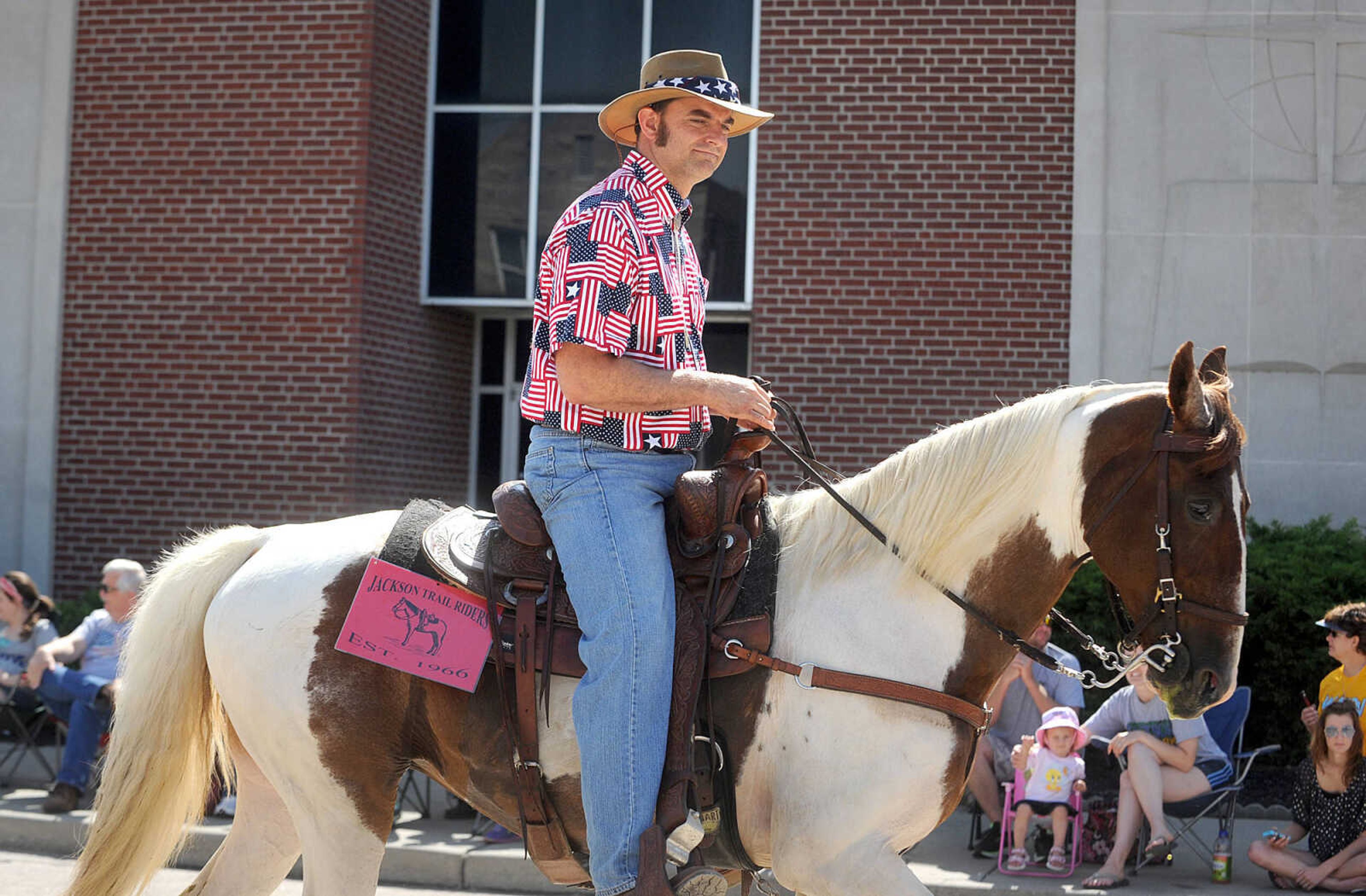 LAURA SIMON ~ lsimon@semissourian.com


People line the sidewalks as old-time horse drawn carriages head down High Street in Jackson, Saturday, July 5, 2014, during the Bicentennial Wagon Trail Parade.