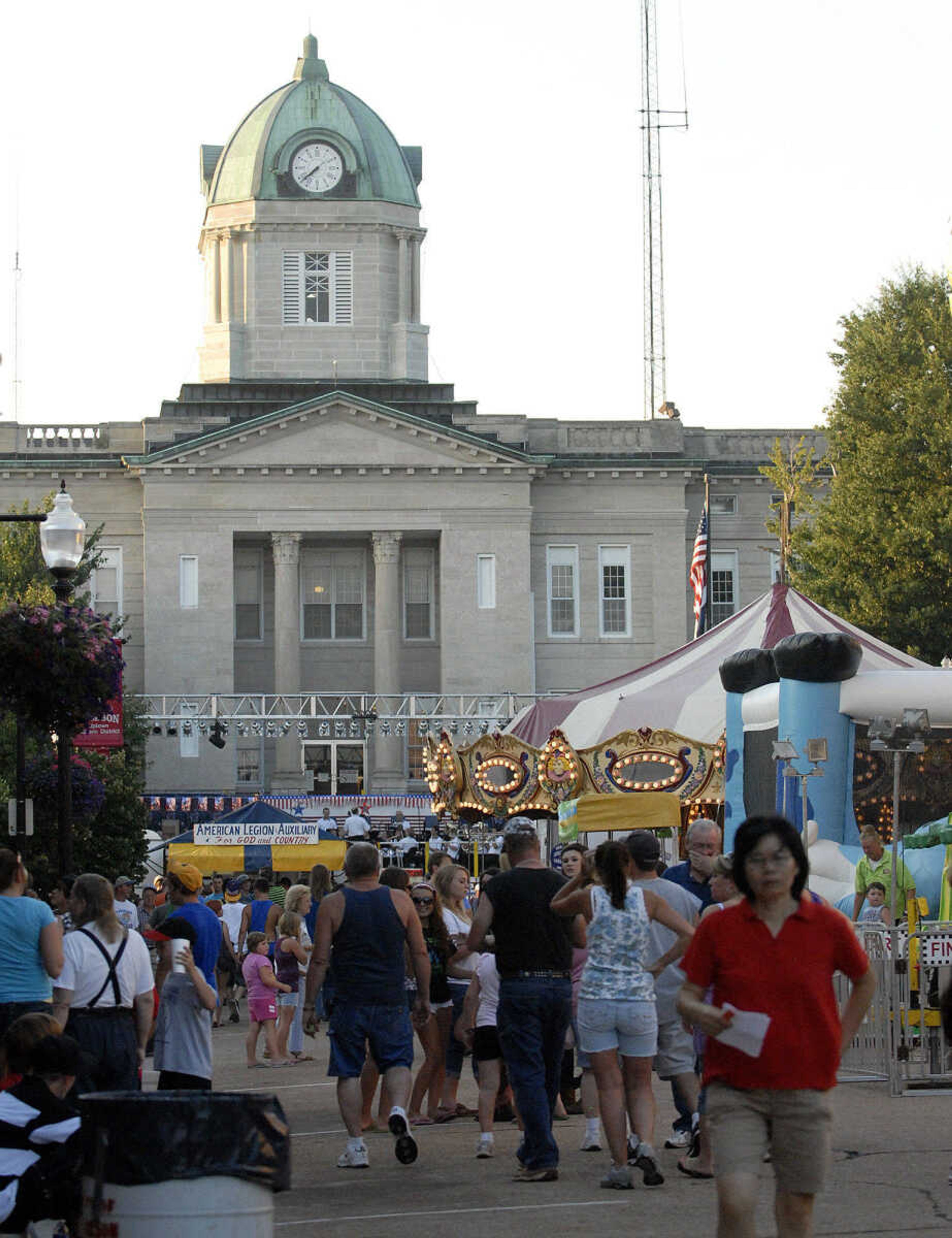 LAURA SIMON ~ lsimon@semissourian.com
The Cape Girardeau County Courthouse watches over the festivities Tuesday, July 26, 2011 during the 103rd annual Jackson Homecomers celebration.