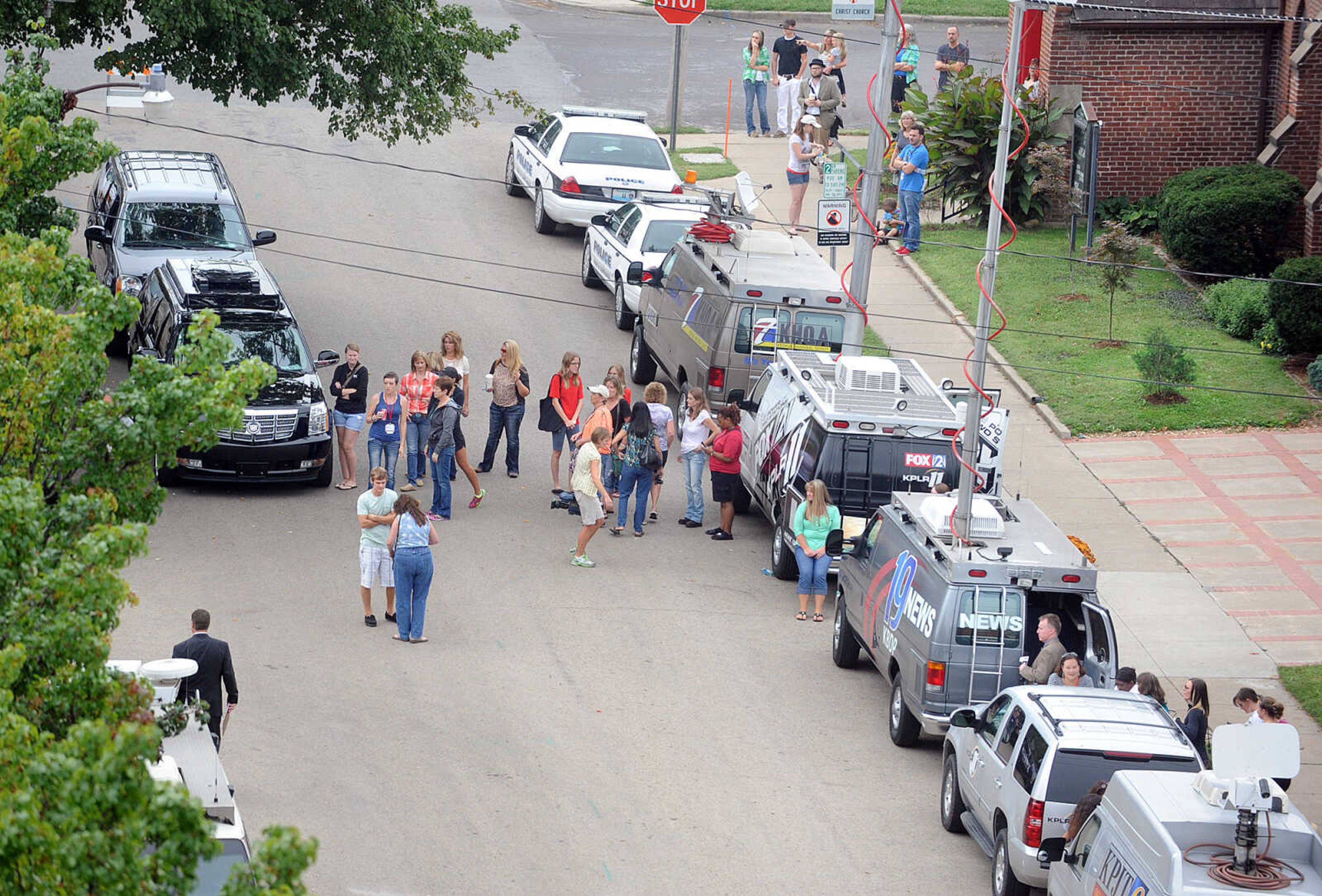 LAURA SIMON ~ lsimon@semissourian.com

Onlookers and extras line Fountain Street during a break from filming a scene from 20th Century Fox's feature film "Gone Girl", Tuesday, Oct. 1, 2013, in Cape Girardeau.