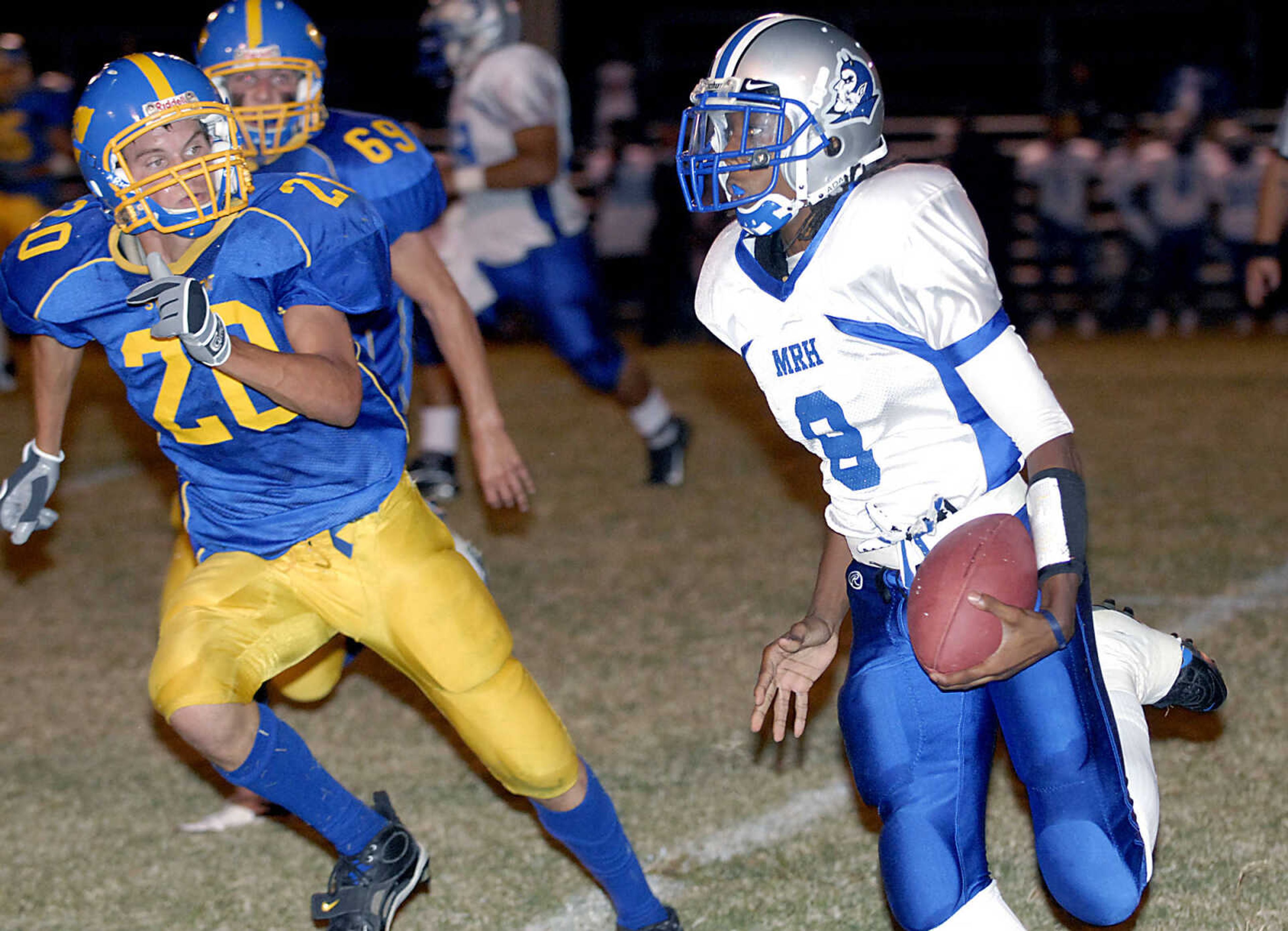 KIT DOYLE ~ kdoyle@semissourian.com
St. Vincent senior Justin Eggers closes in on Maplewood quarterback Bryton Hobbs Friday evening, September 18, 2009, in Perryville.