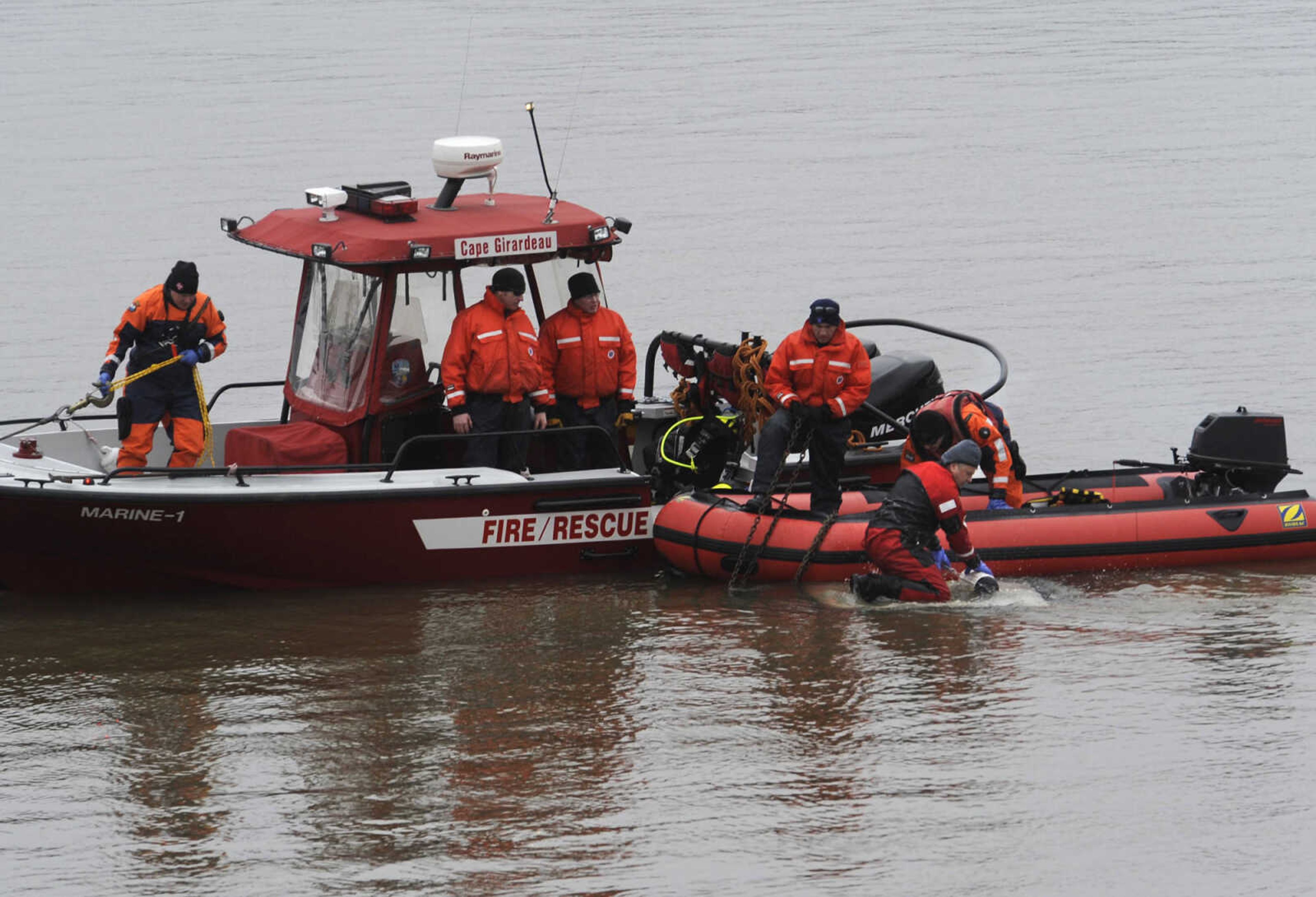 Cape Girardeau Fire/Rescue team members work to recover a submerged passenger car in the Mississippi River Friday, Jan. 17, 2014 near the Red Star boat access area. (Fred Lynch)