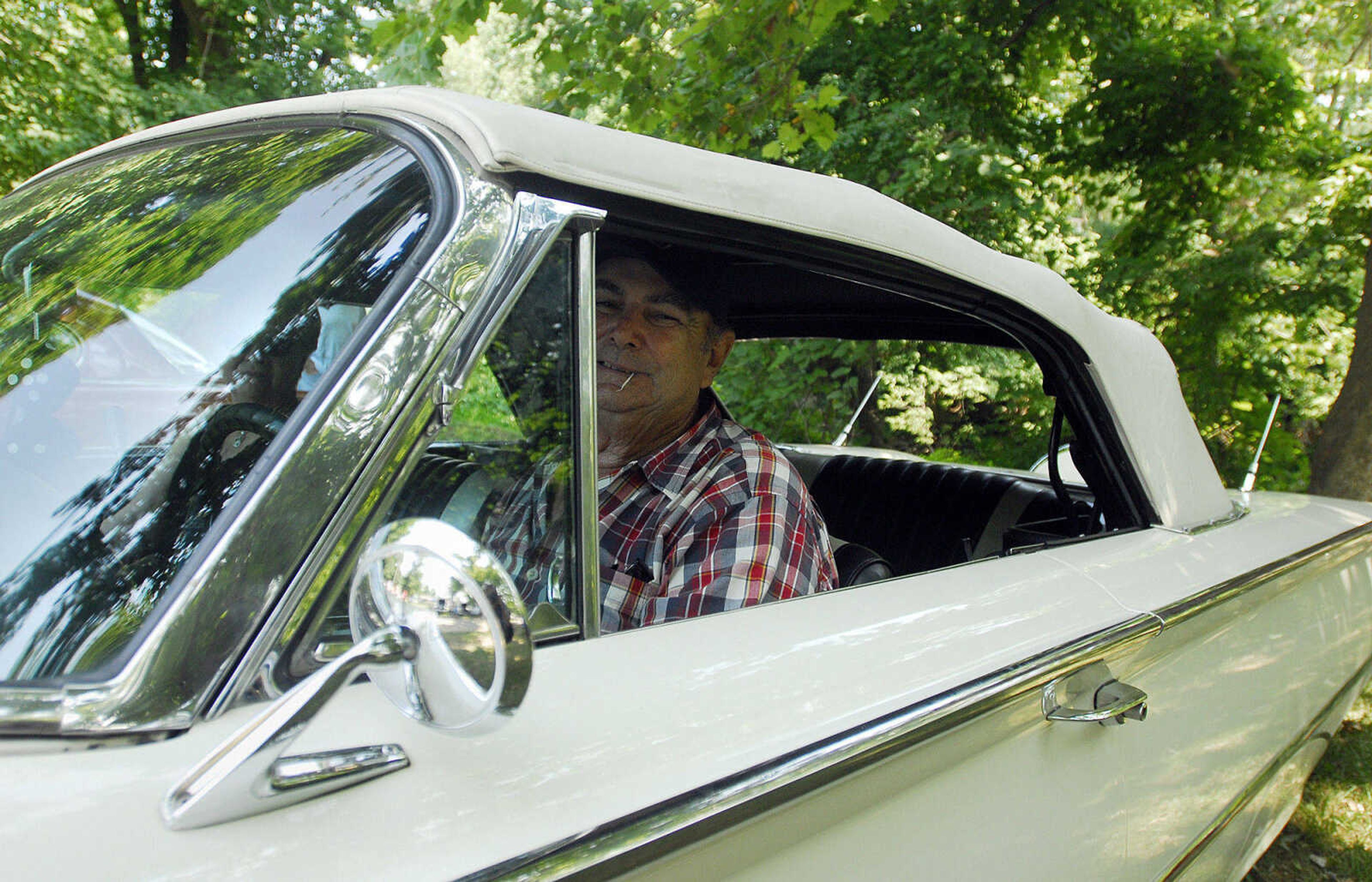 LAURA SIMON~lsimon@semissourian.com
Gene and Shelby Sanders pull away in their 1960 Ford Sunliner convertible after the car show Sunday during Jackson's Fourth of July celebration.