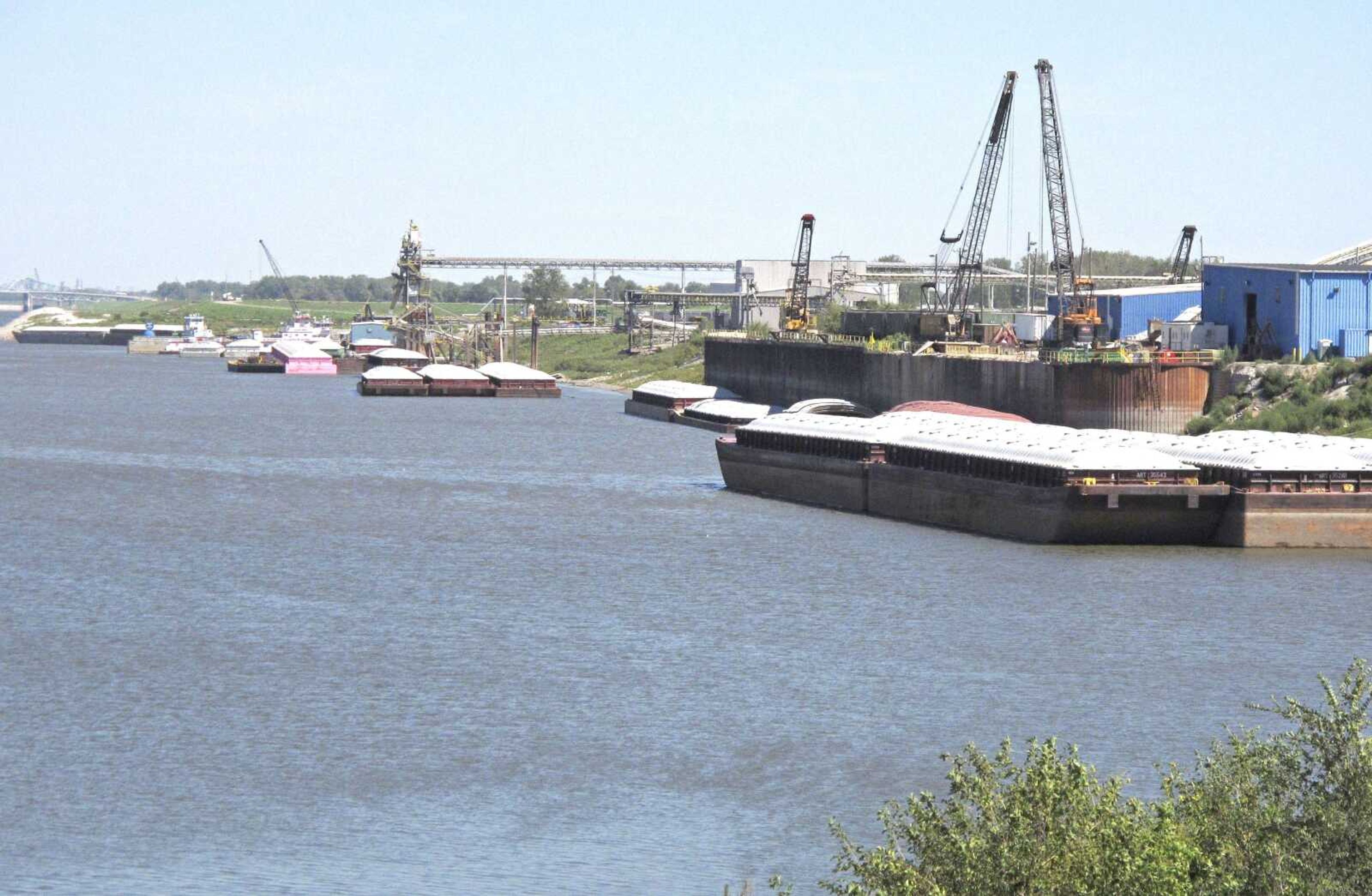 Barges set idle in a Mississippi River channel closed off as workers continue making emergency repairs near a lock Wednesday at Granite City, Ill. The river at that stretch was shut down after workers last weekend discovered damage to a vertical, rock-filled steel tube called a &#8220;protector cell&#8221; that serves as a buffer that barges rub against, aligning them before they actually enter the lock. (Jim Suhr ~ Associated Press)