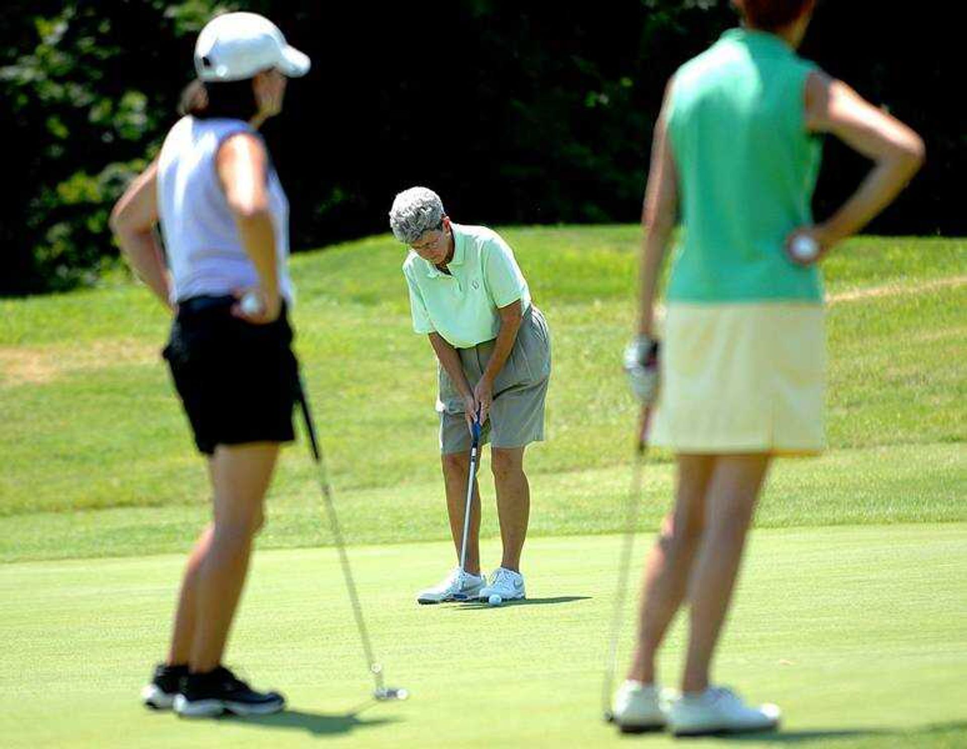 Kathleen Robinson putted on the fourth hole during the second round of the Lassies Classic.