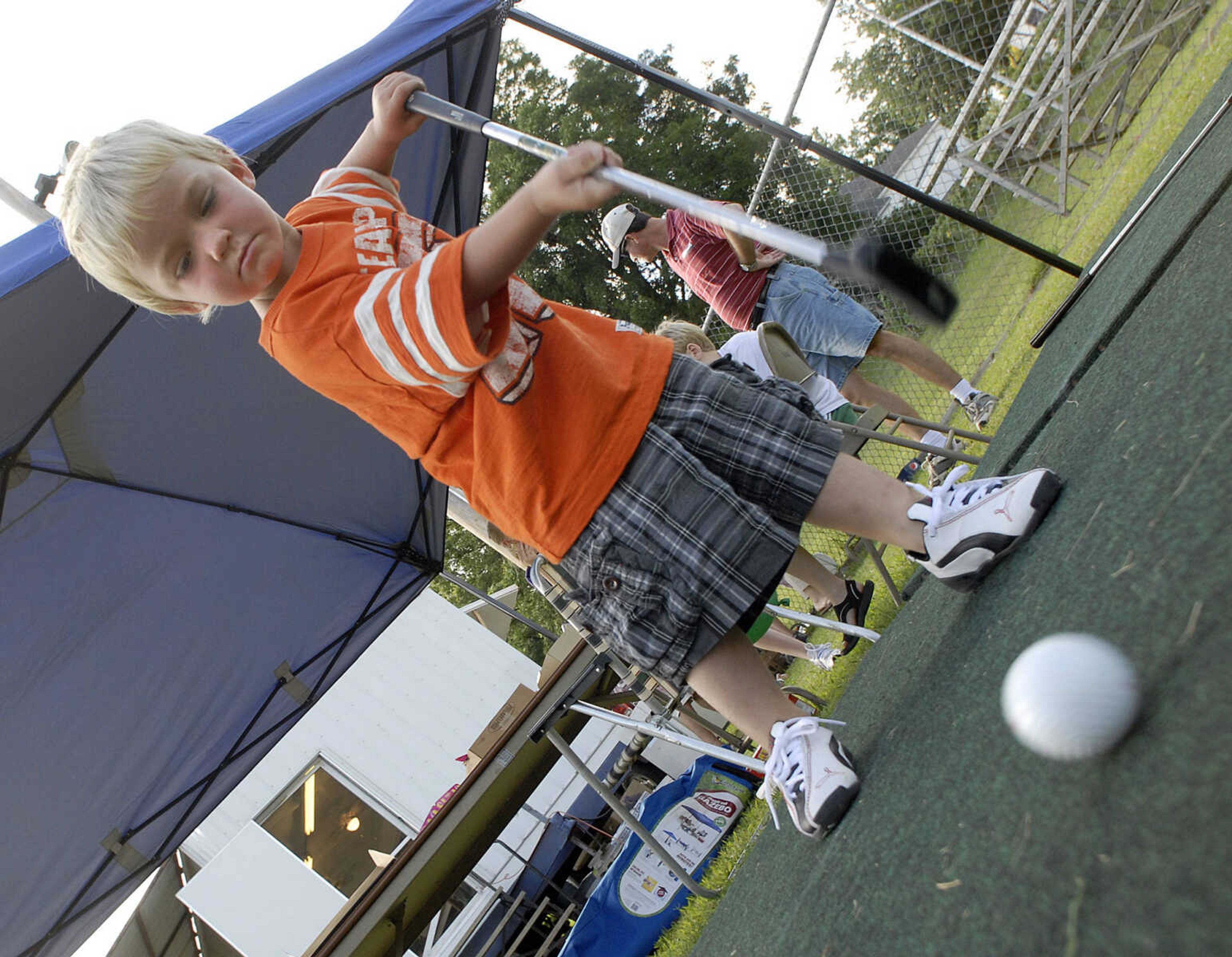 FRED LYNCH ~ flynch@semissourian.com
Christopher Craft, 3, of Cape Girardeau putts at a golf booth at the New Hamburg Picnic.