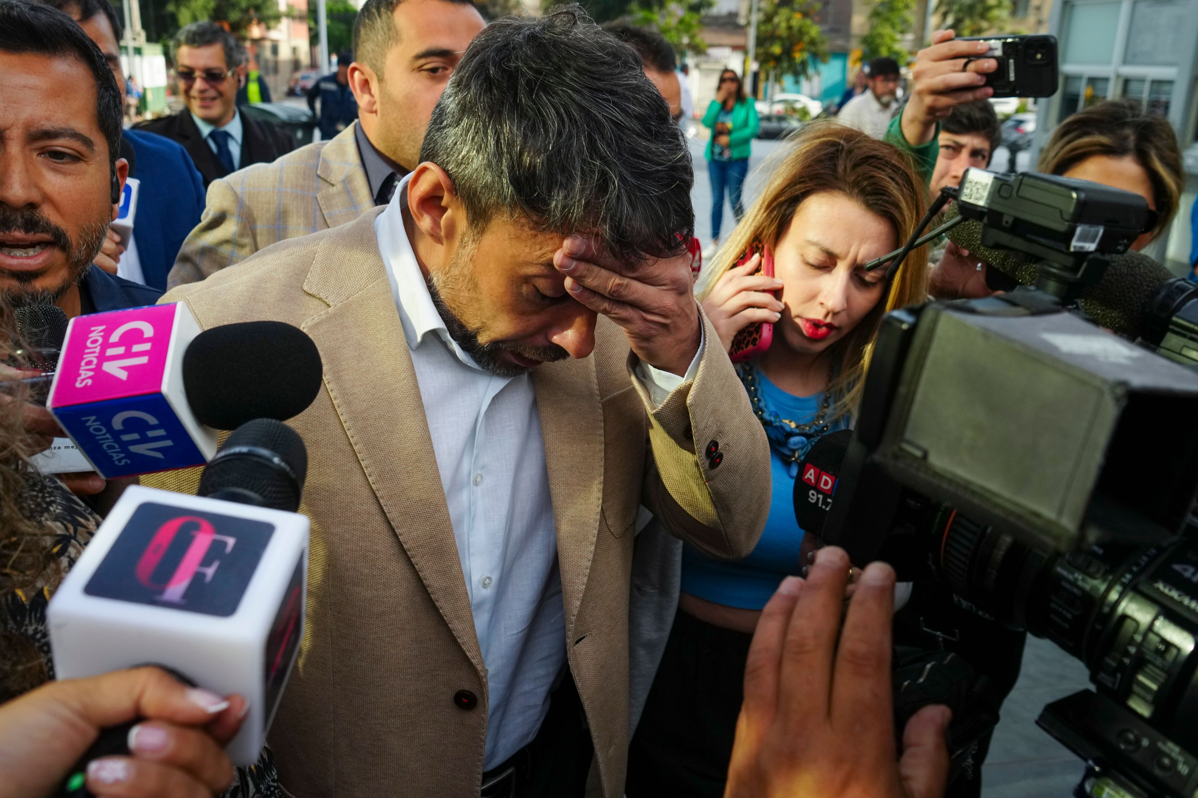 Former Chilean soccer player Jorge Valdivia is surrounded by reporters as arrives to the Eighth Court for a hearing on a second alleged rape charge, in Santiago, Chile, Thursday, Nov. 14, 2024. (AP Photo/Esteban Felix)