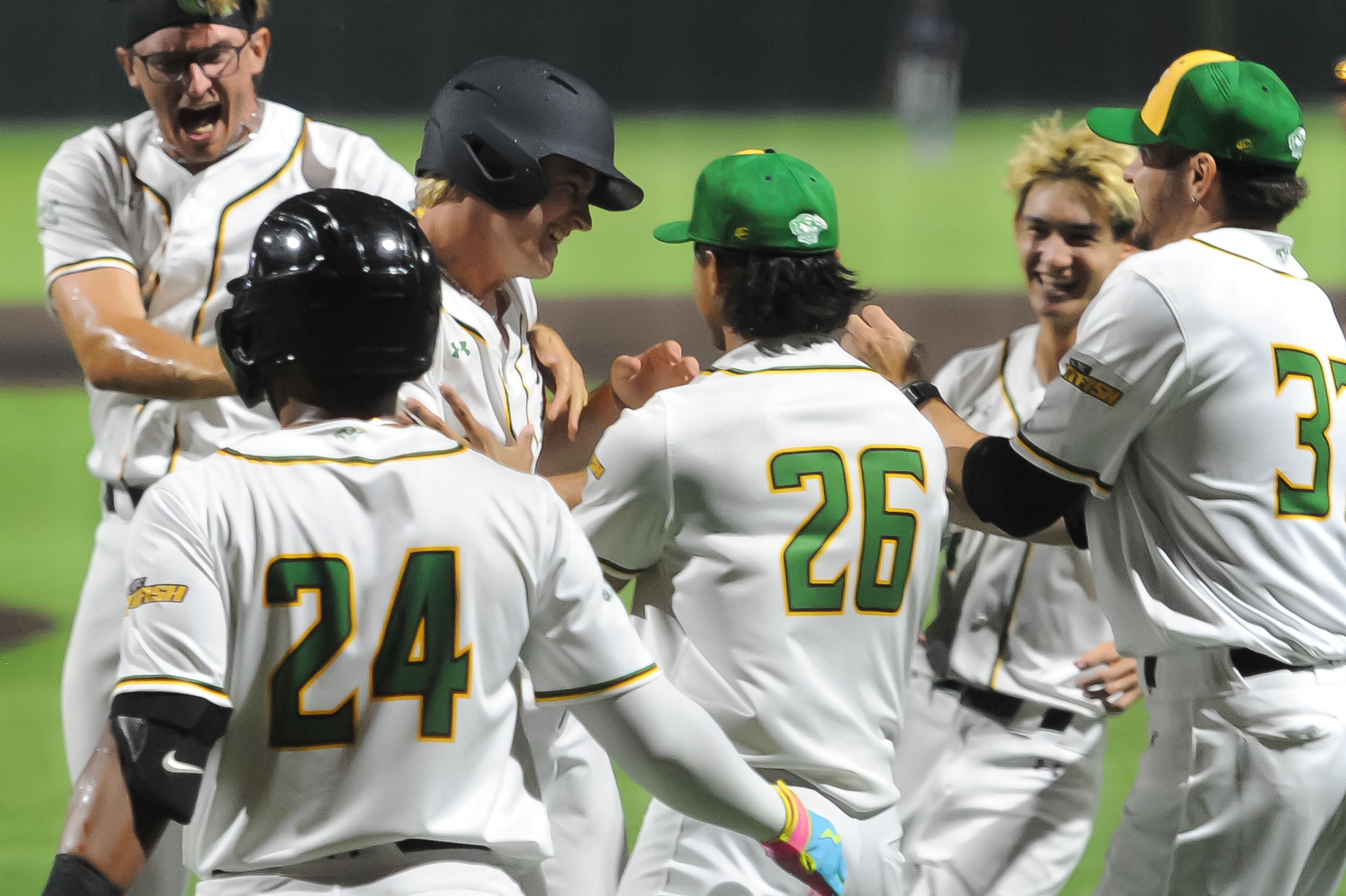Catfish thrive in rain, downing REX in Wednesday night extra-inning classic