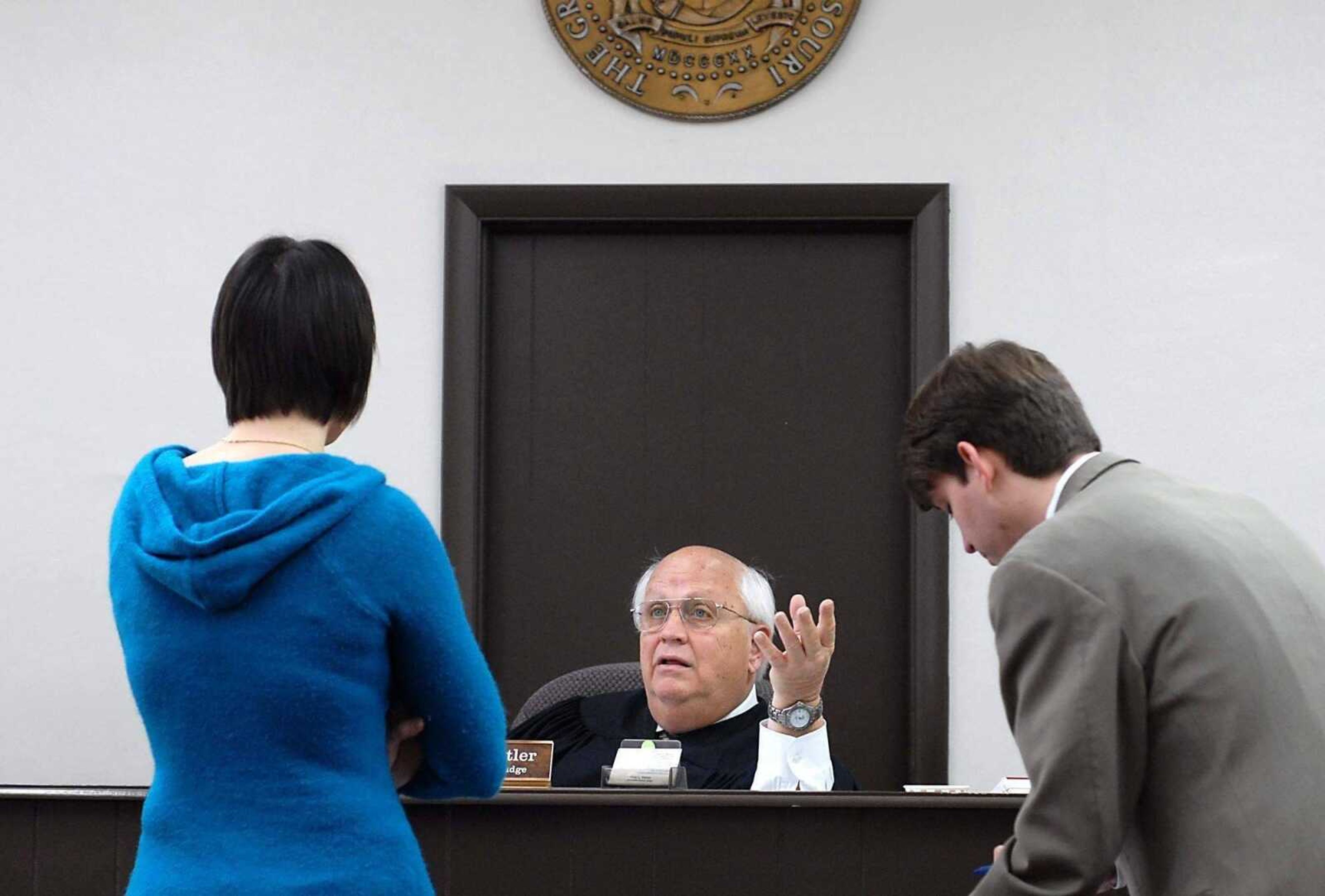 Associate Circuit Judge Peter Statler explains options to a woman during a civil-suit case in 2009 at the Common Pleas Courthouse in Cape Girardeau.