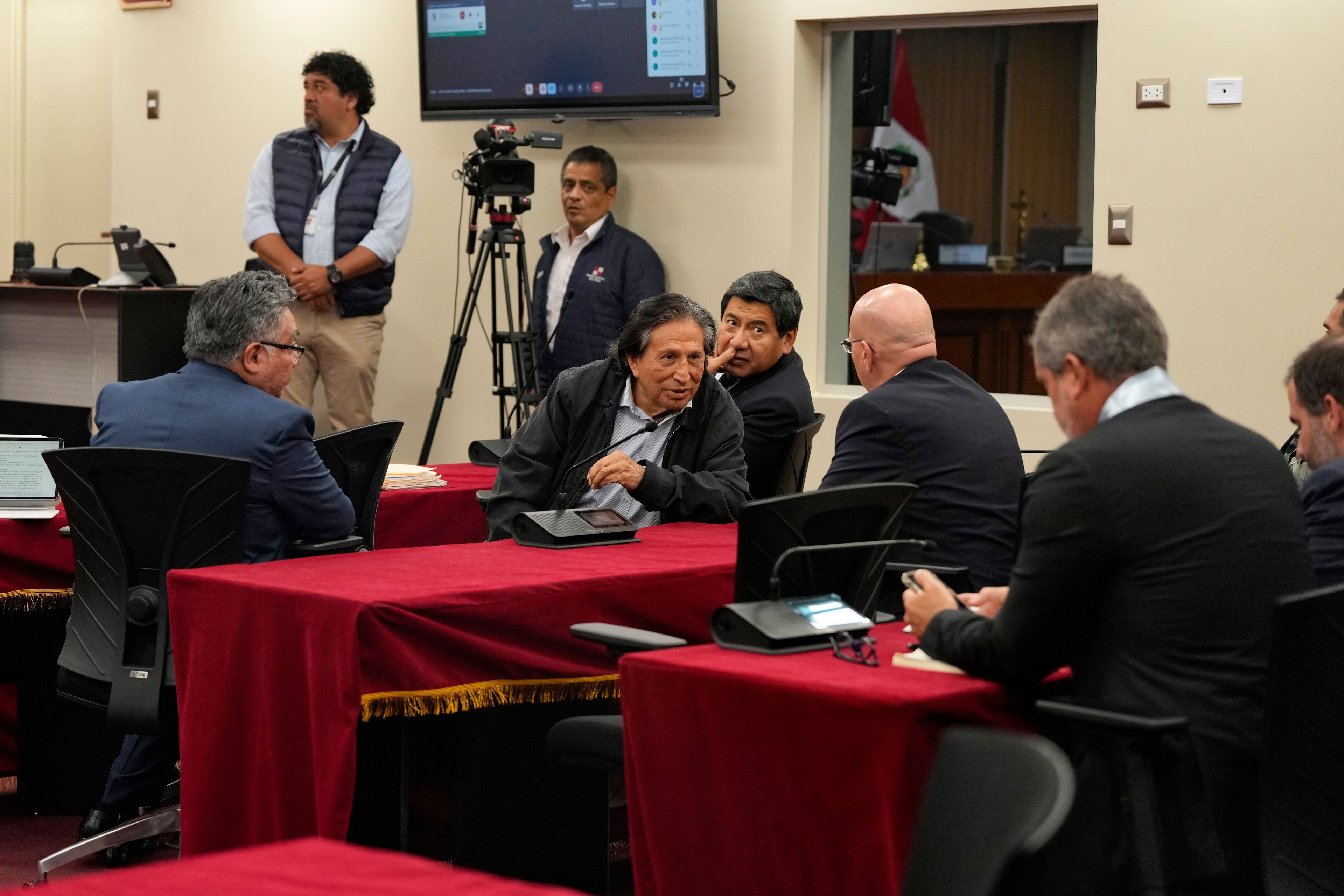 Peruvian former President Alejandro Toledo attends a court session where the judge will rule in his corruption case in Lima, Peru, Monday, Oct. 21, 2024. (AP Photo/Guadalupe Pardo)