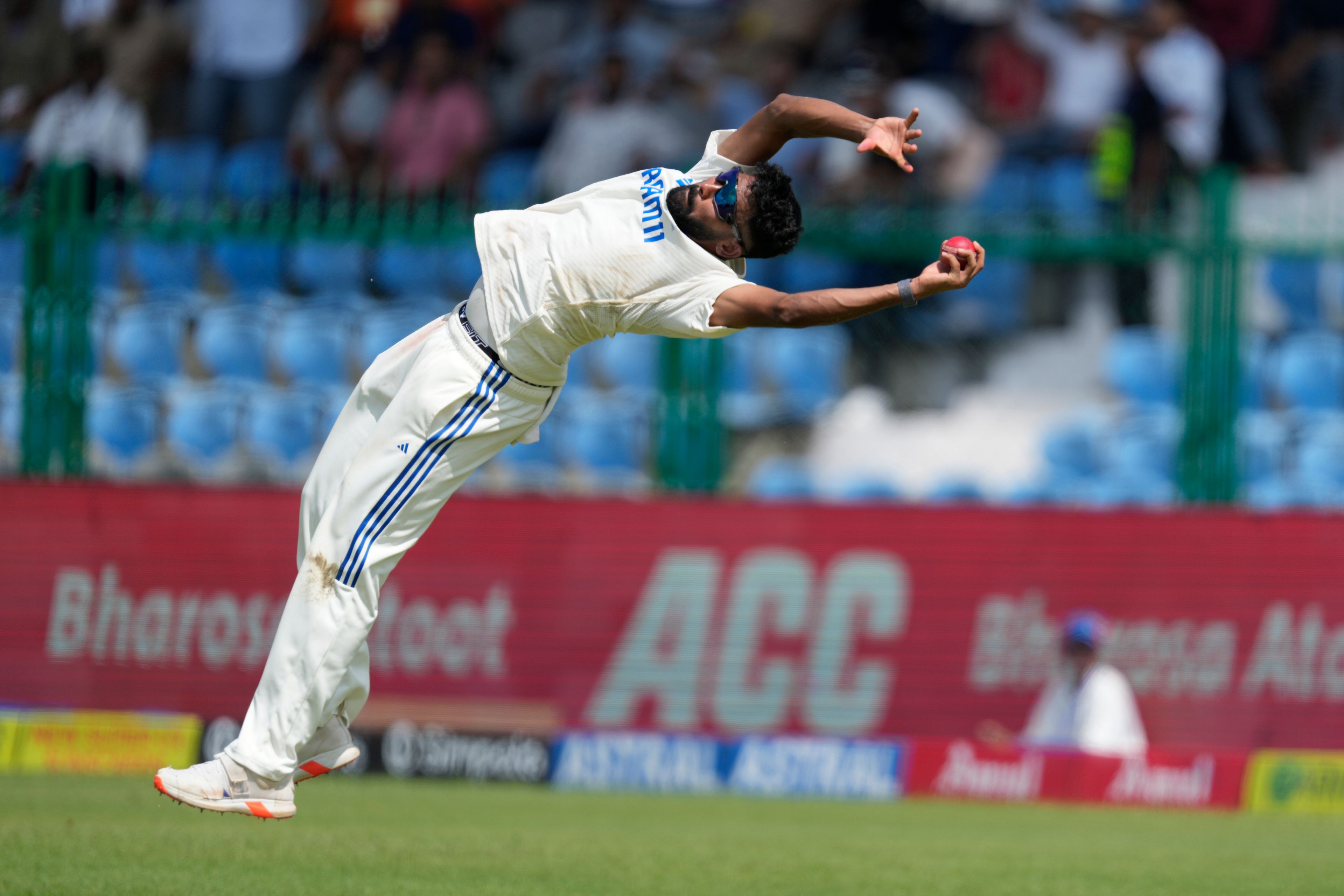 India's Mohammed Siraj takes the catch to get the wicket of Bangladesh's Shakib Al Hasan on the fourth day of the second cricket test match between Bangladesh and India in Kanpur, India, Monday, Sept. 30, 2024. (AP Photo/Ajit Solanki)