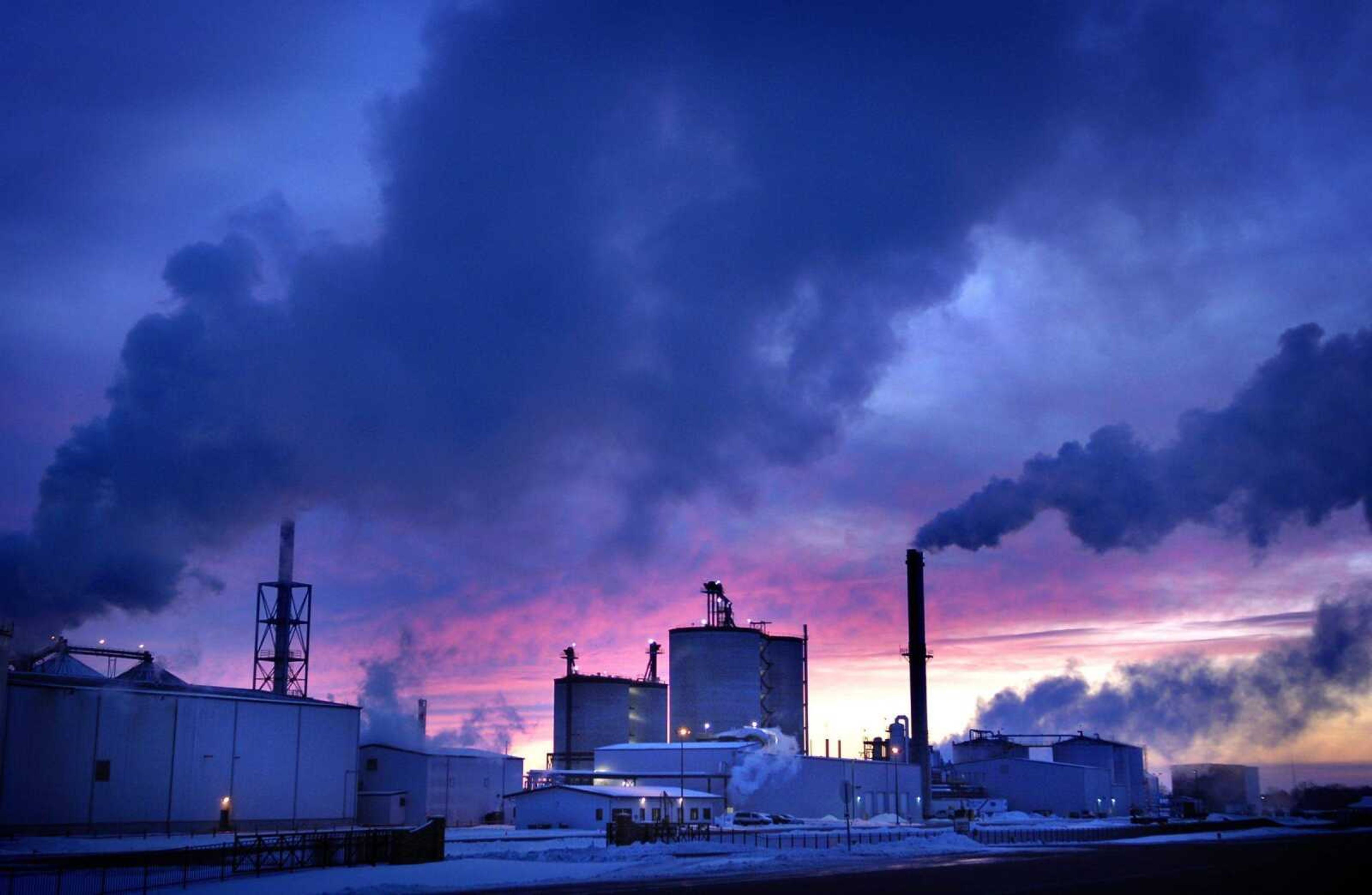 The Heartland Corn Products ethanol plant in Winthrop, Minn., is a farmer-owned cooperative that produces 16 million gallons per year of corn-derived ethanol. Two planned ethanol plants along Nash Road could produce 231 million gallons of ethanol per year. (GLEN STUBBE ~ Minneapolis Star Tribune)