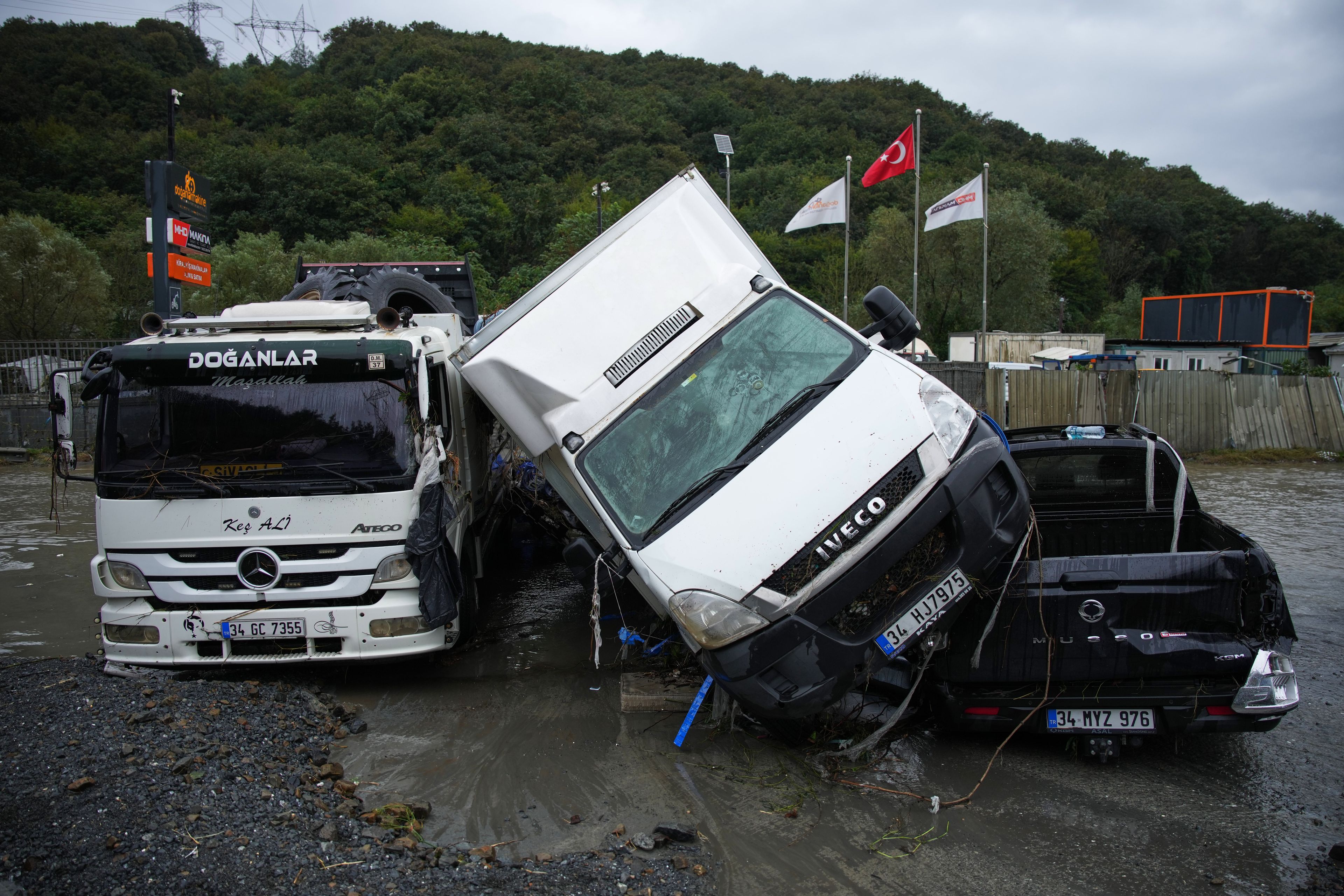Heavy rain shuts down Istanbul, causing flooding and 3 death...