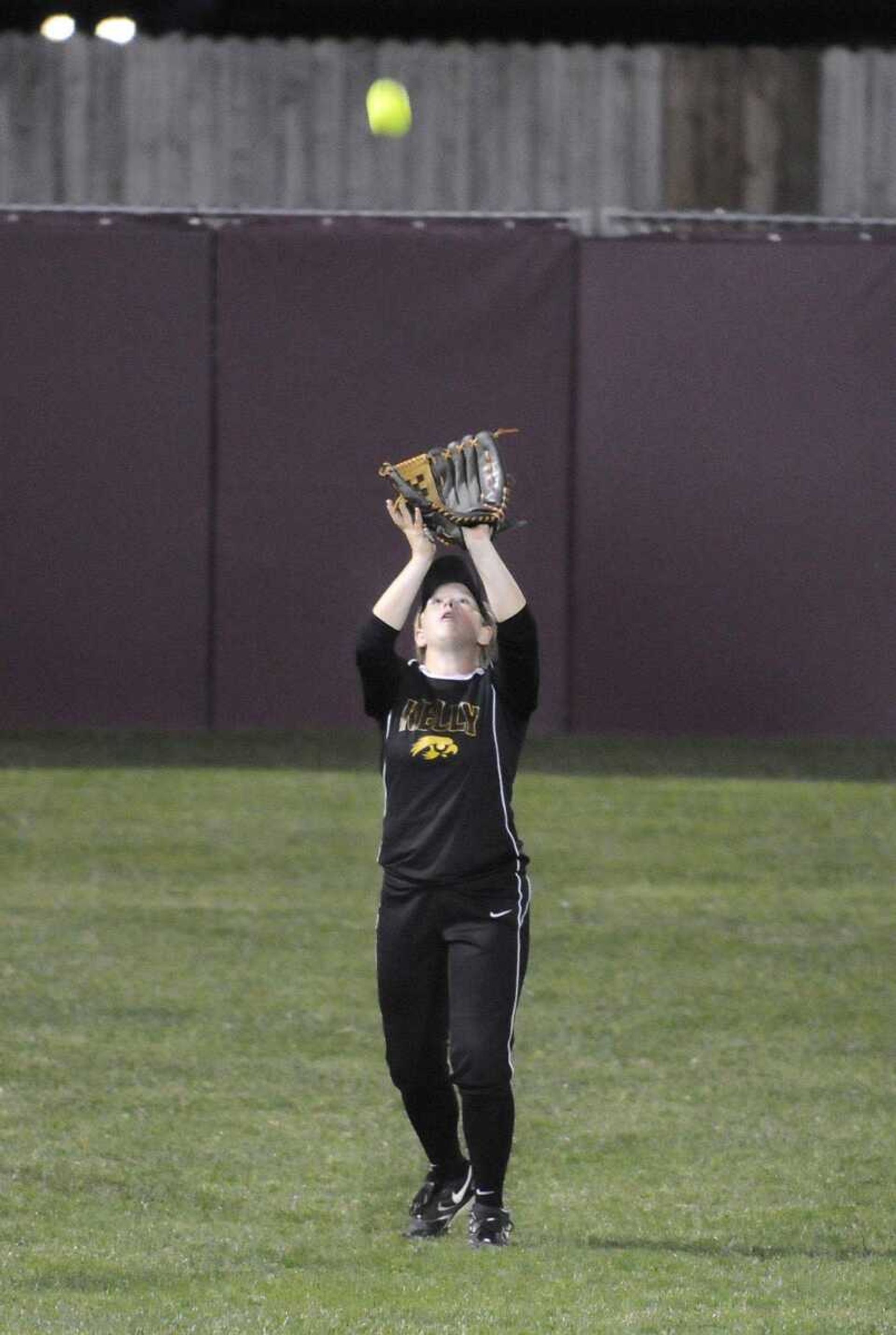 Kelly's Sydney Vinyard makes a catch during the first inning of Friday's Class 2 third-place game.