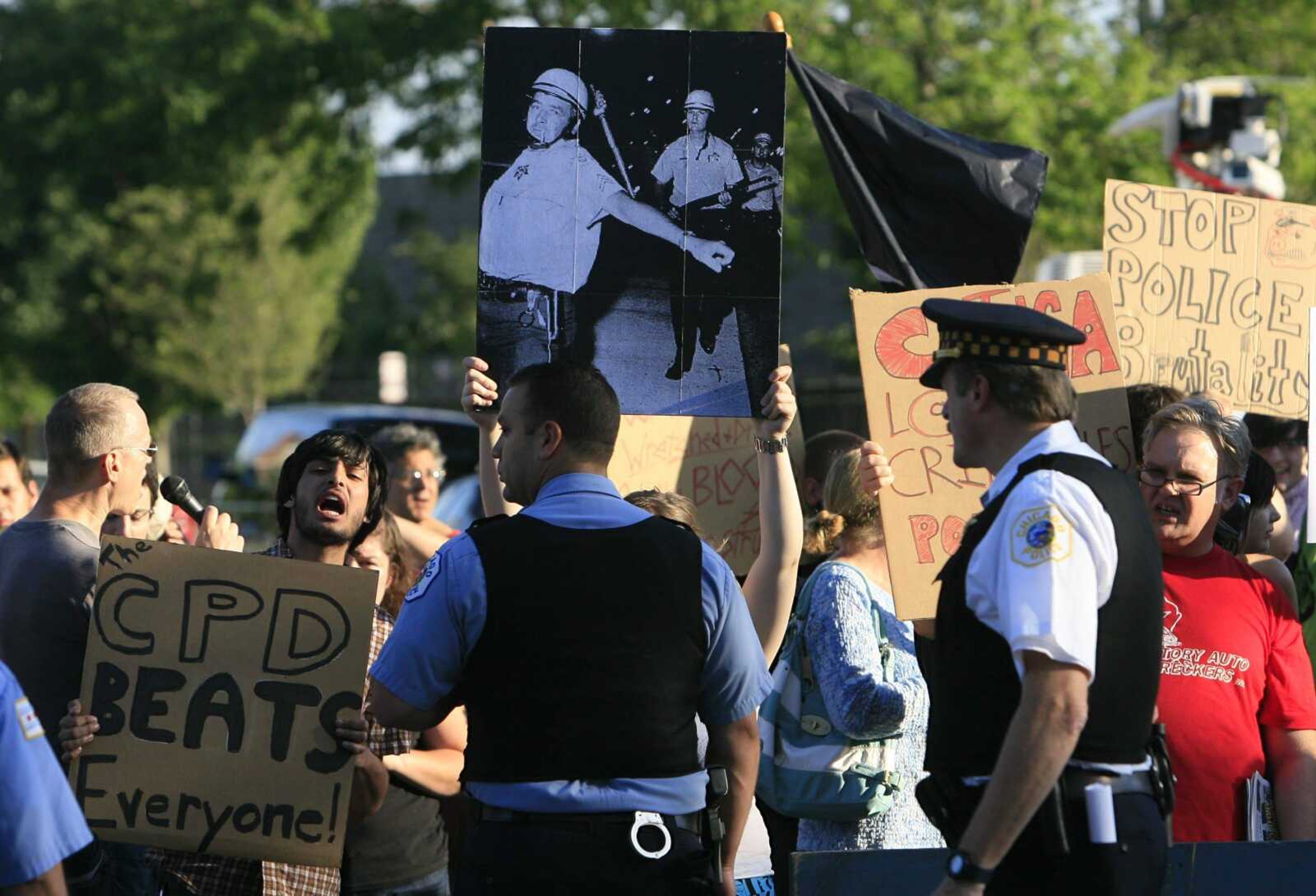 Protestors voice their feelings at Chicago police officers during a police reunion across from the Fraternal Order of Police office in Chicago, Friday, June 26, 2009. A group of retired Chicago police officers who clashed with protesters during the 1968 Democratic Convention were holding a reunion. (AP Photo/Chicago Tribune, Alex Garcia) ** CHICAGO LOCALS OUT, ROCKFORD REGISTER STAR OUT, MAGS OUT, NO SALES, TV OUT, ONLINE OUT **