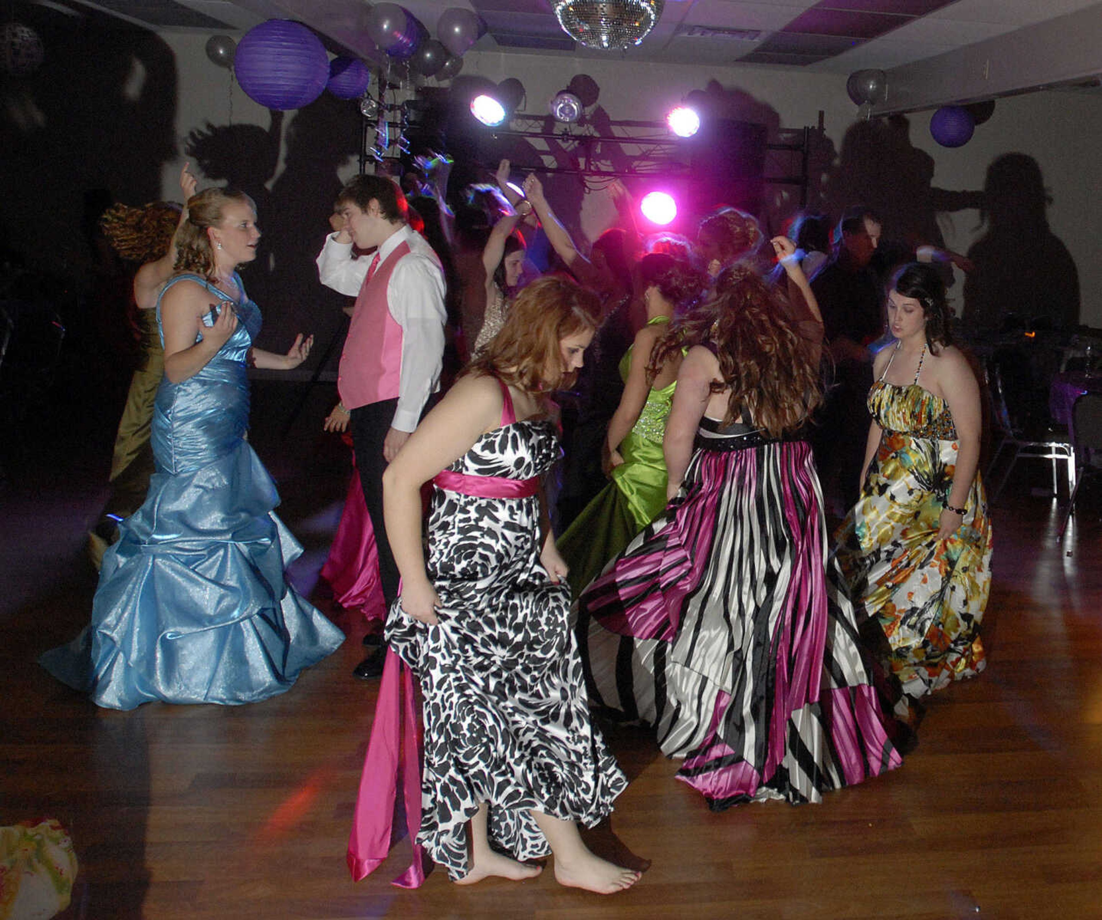 LAURA SIMON~lsimon@semissourian.com
Woodland High School Prom "A Night to Remember" at Dockside the Upper Deck in Cape Girardeau Saturday, April 10, 2010.