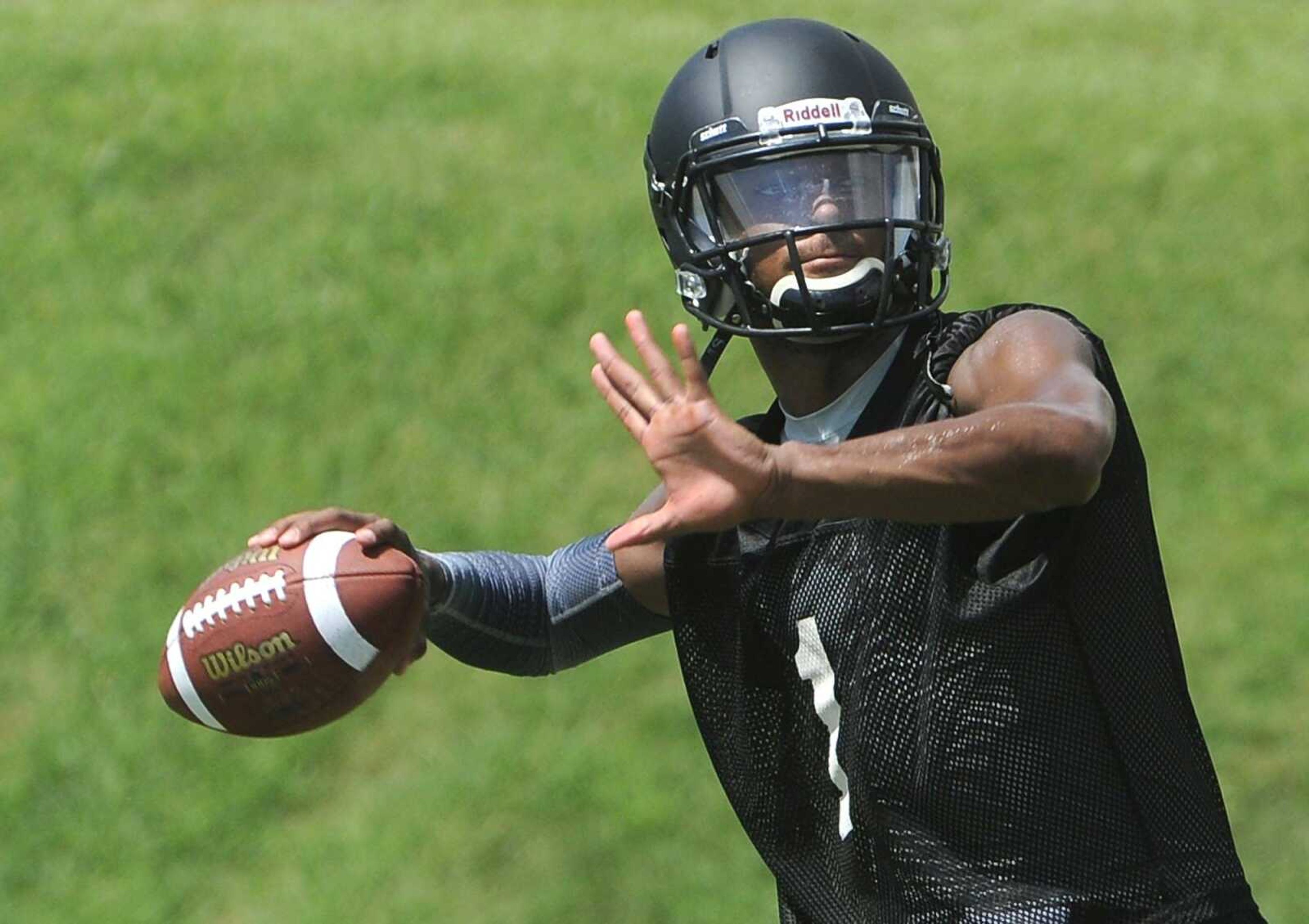 Sophomore quarterback Dante Vandeven throws a pass during Thursday's practice.