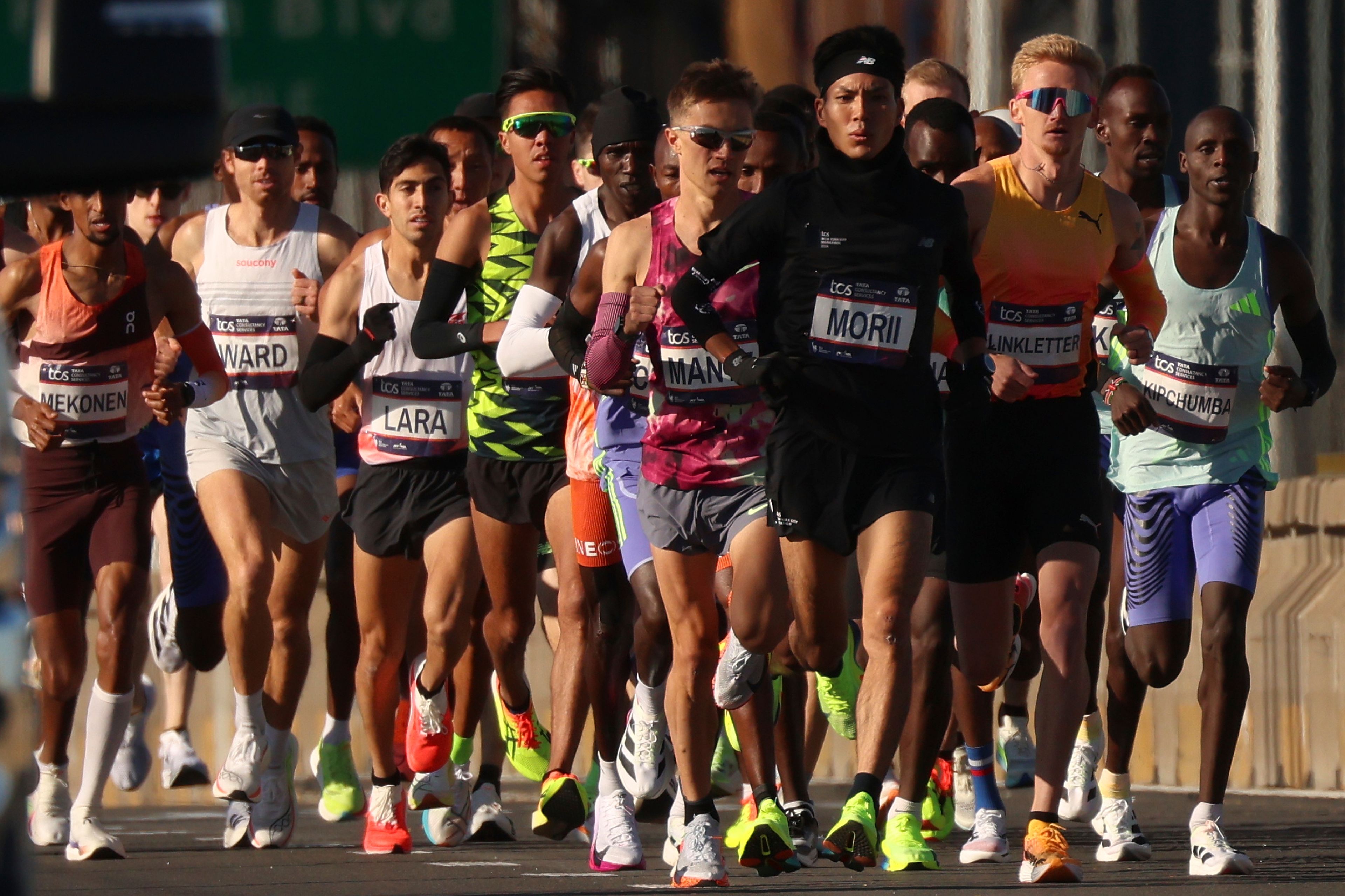 Yuma Morii, of Japan, center, makes his way across the Verrazzano Narrows bridge with the elite men's division runners during the New York City Marathon, Sunday, Nov. 3, 2024, in New York. (AP Photo/Yuki Iwamura)