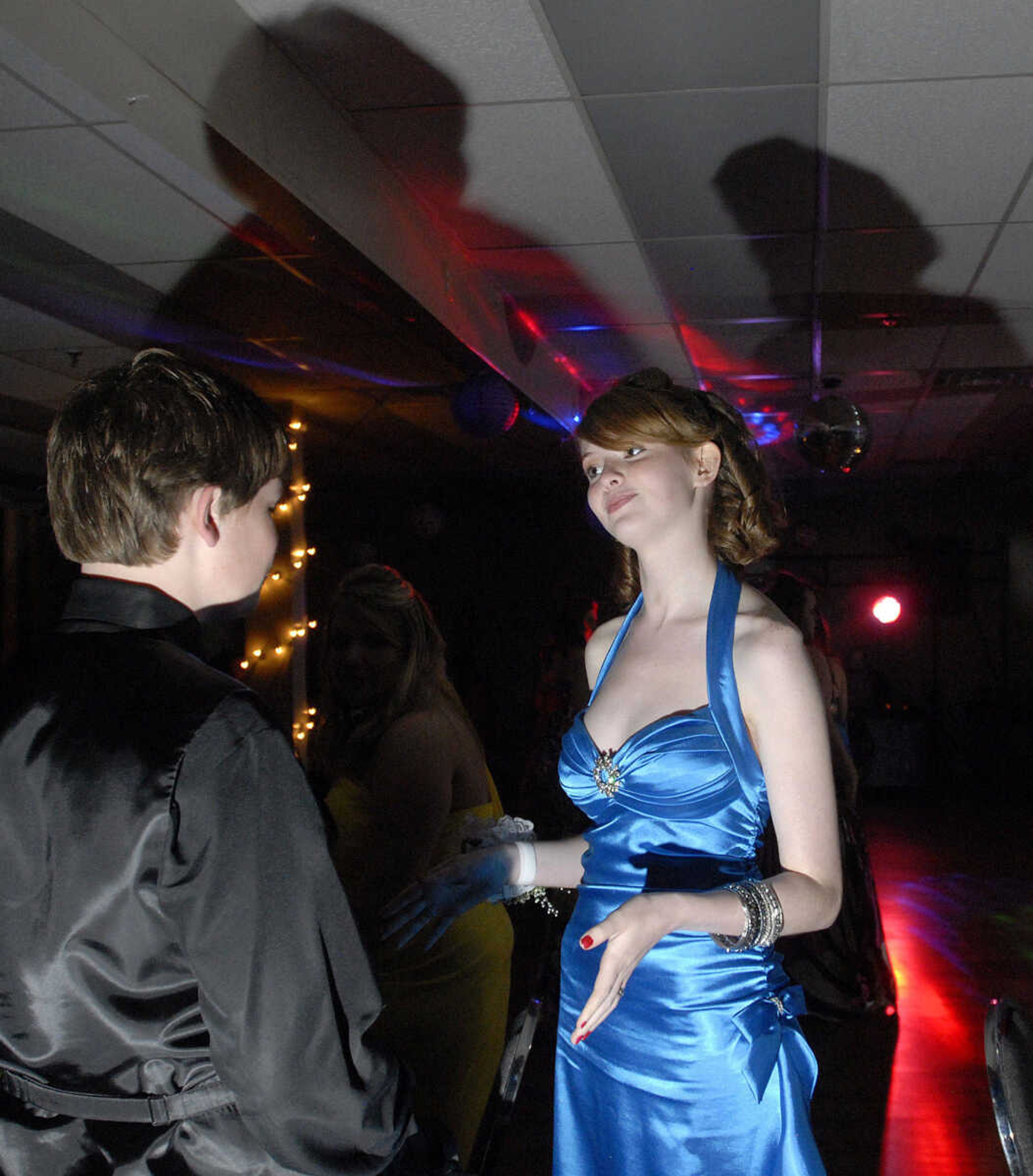 LAURA SIMON~lsimon@semissourian.com
Woodland High School Prom "A Night to Remember" at Dockside the Upper Deck in Cape Girardeau Saturday, April 10, 2010.