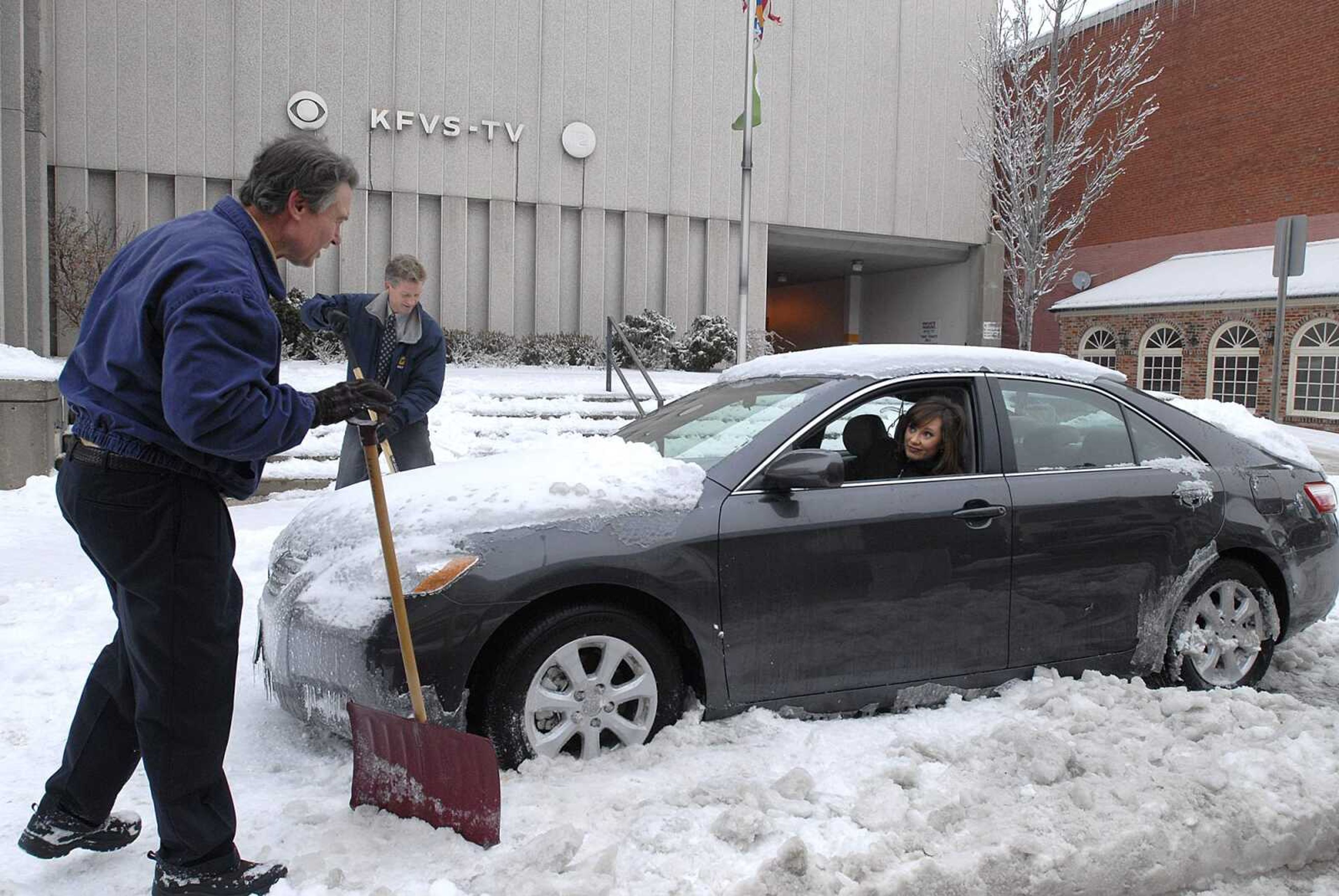 FRED LYNCH ~ flynch@semissourian.com
Lauren Keith gets some help with her ice-trapped car on Broadway from Jim Burns and Brian Alworth on Thursday.