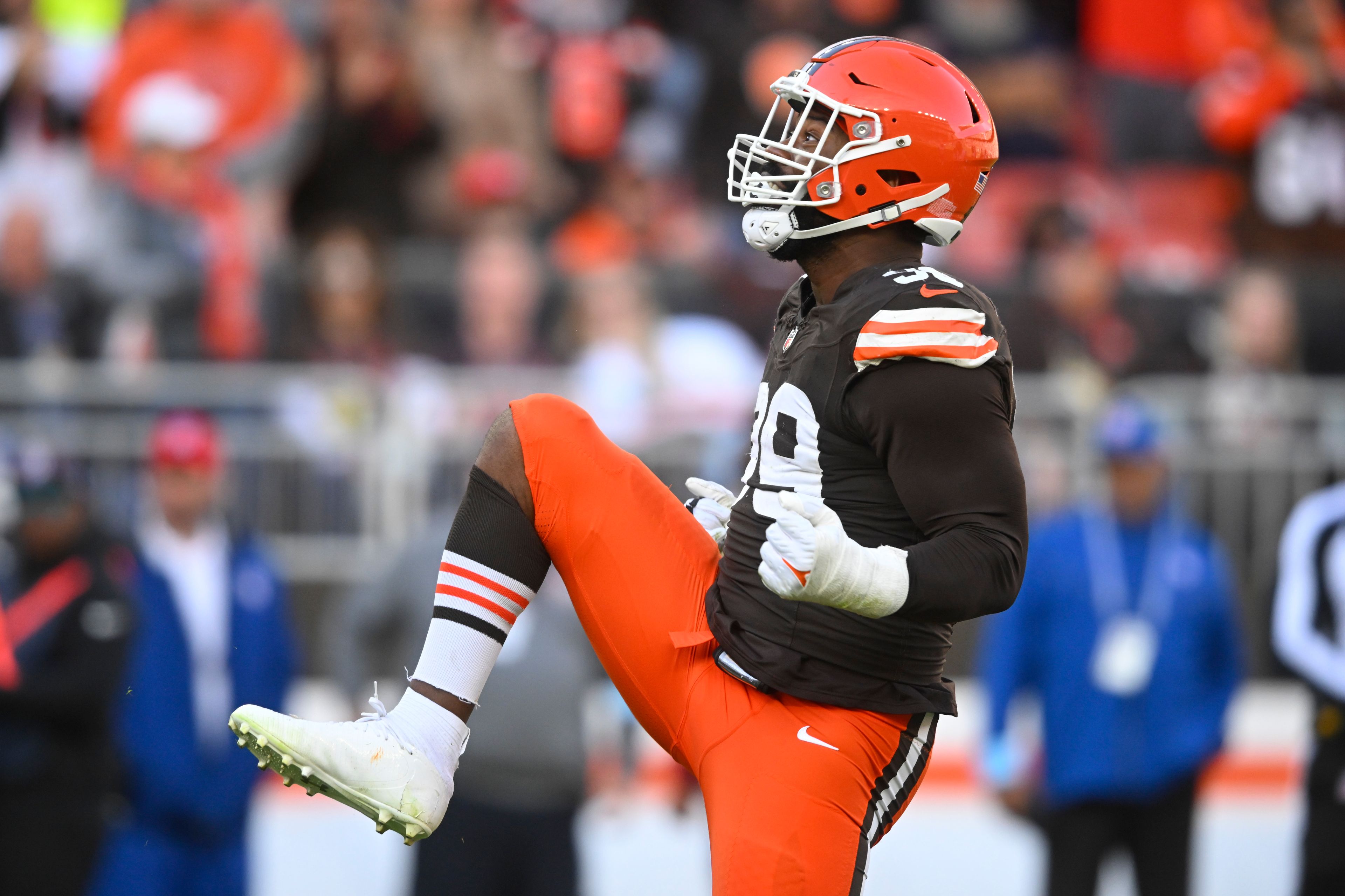 Browns trade DE Za'Darius Smith to Lions needing help after Aidan Hutchinson injury, AP source says