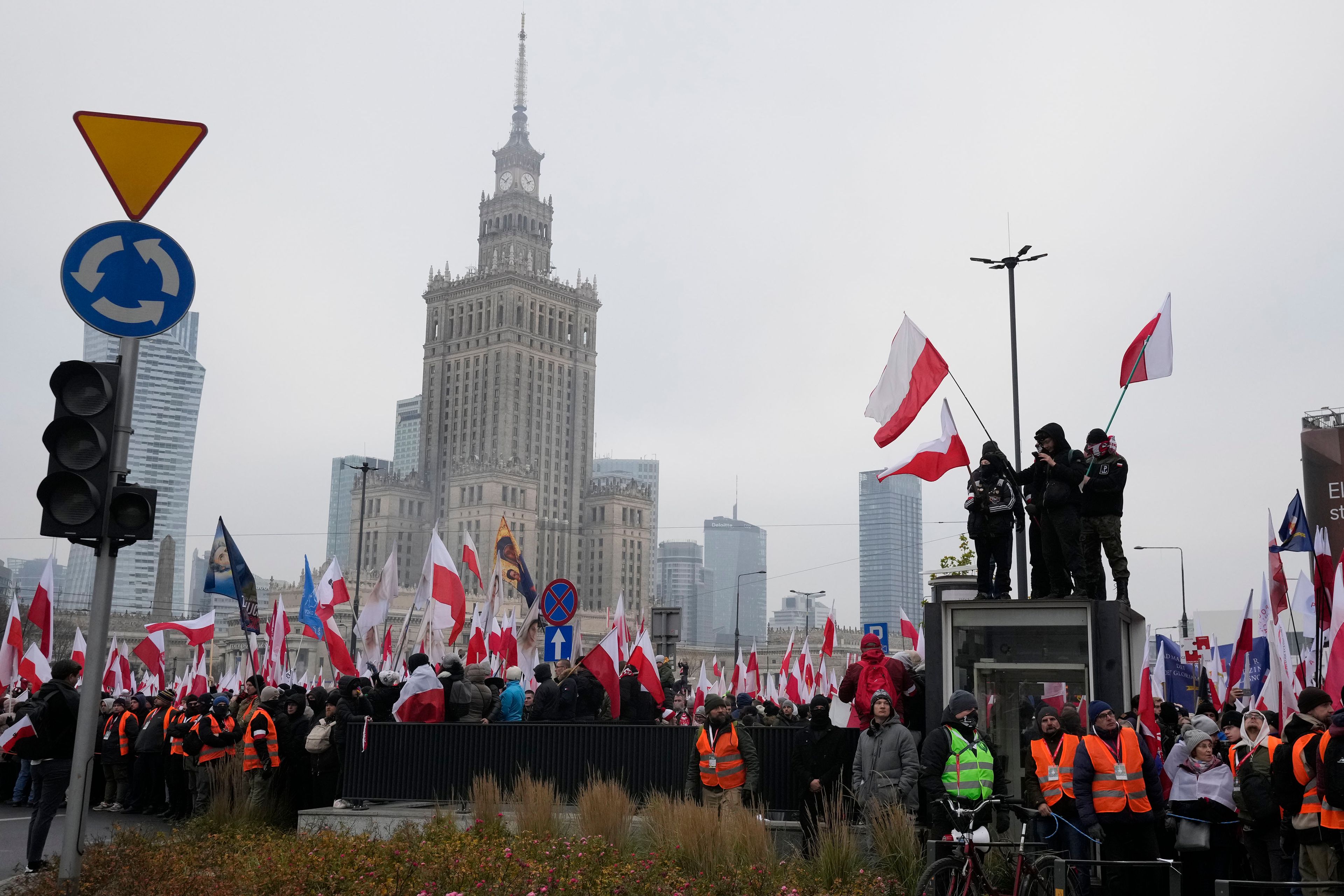 People take part in Independence Day march organised by far-right groups in Warsaw, Poland, Monday, Nov. 11, 2024. (AP Photo/Czarek Sokolowski)