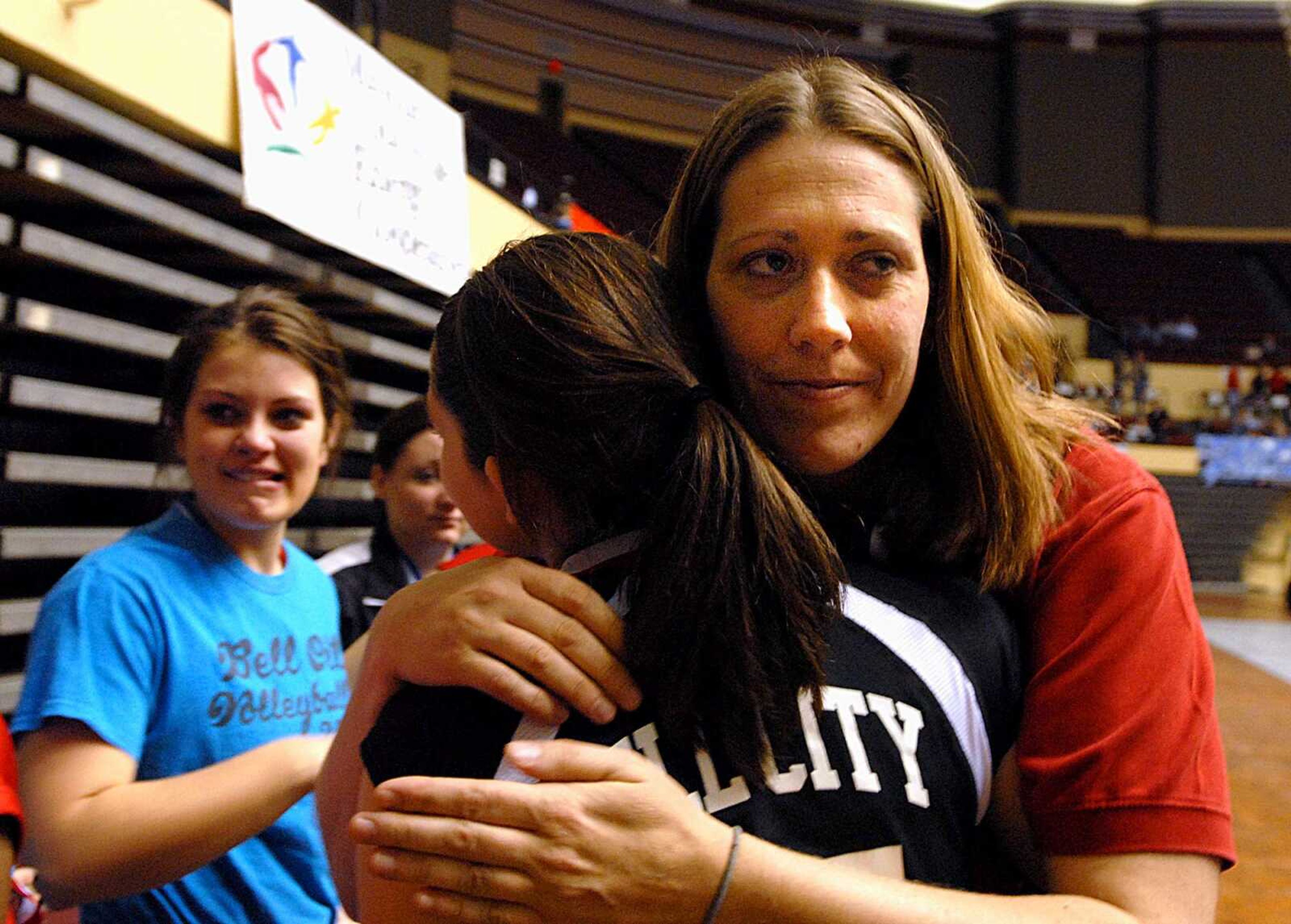 AARON EISENHAUER ~ aeisenhauer@semissourian.com
Coach Erin Hoffman hugs senior Sherilyn Long after completing the season by placing third in the state.