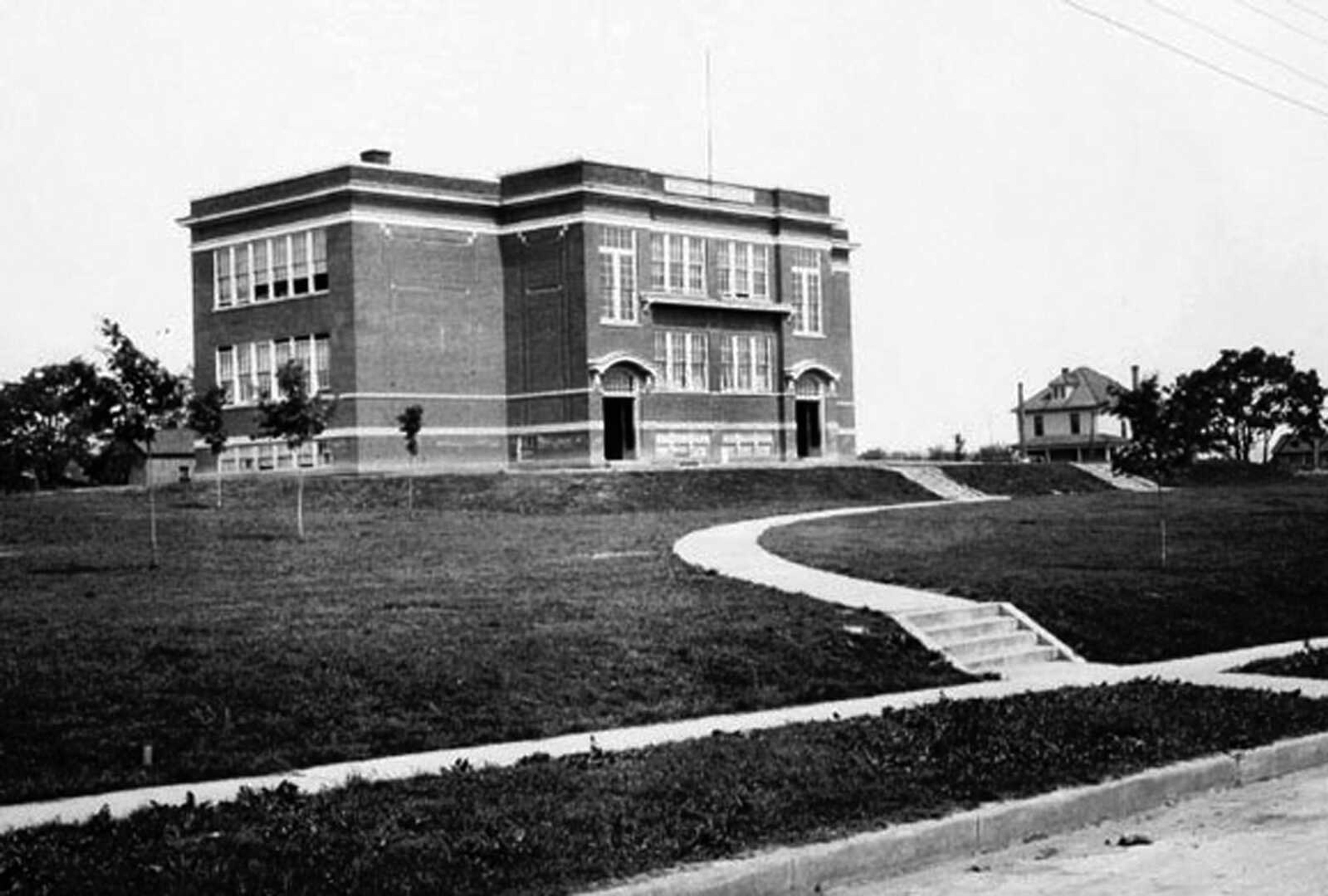 An early photo of Washington School in Cape Girardeau.