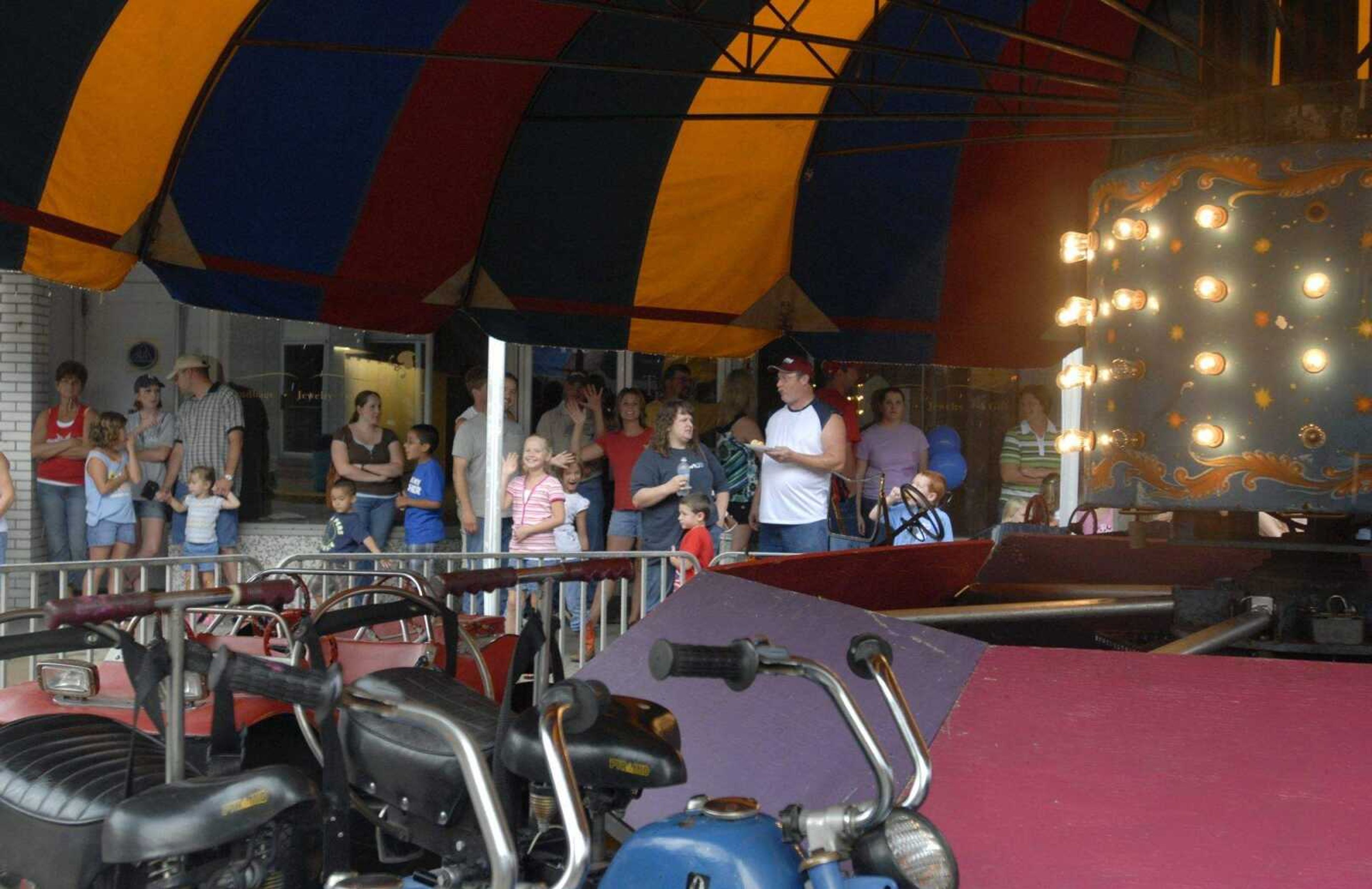 KIT DOYLE ~ kdoyle@semissourian.com
Taking cover from the rain at Jackson Homecomers Friday, July 25, 2008.