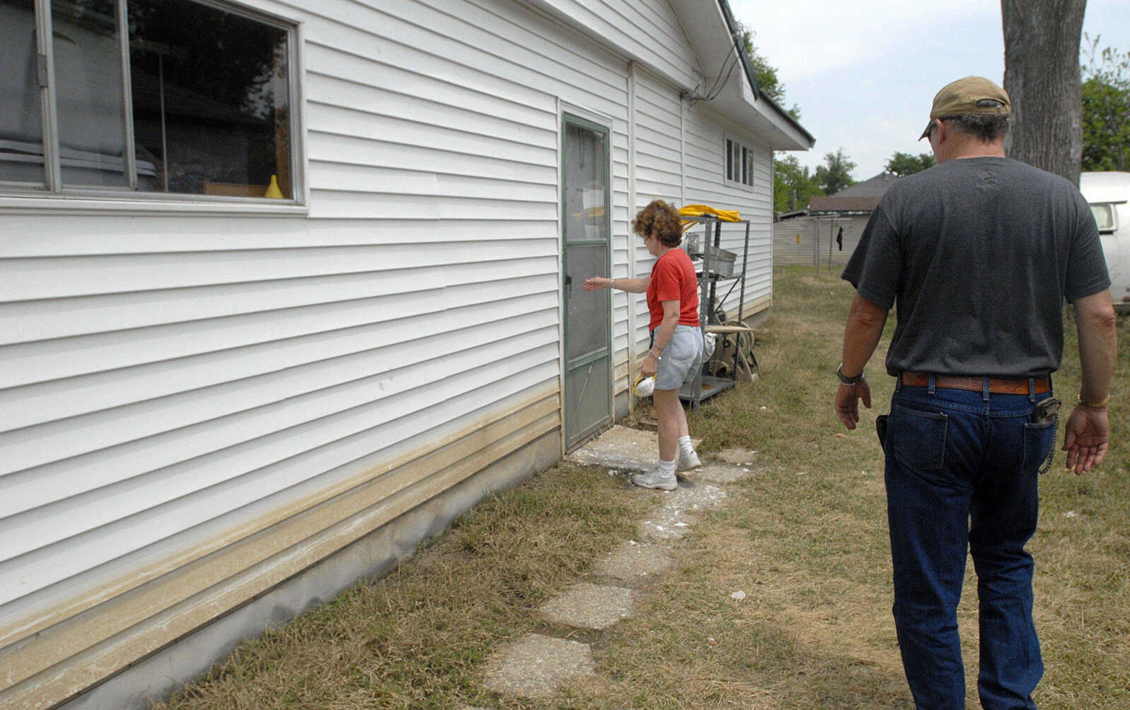 LAURA SIMON~lsimon@semissourian.com
A dark line marks the floodwater level on this Morehouse home Wednesday, May 11, 2011.