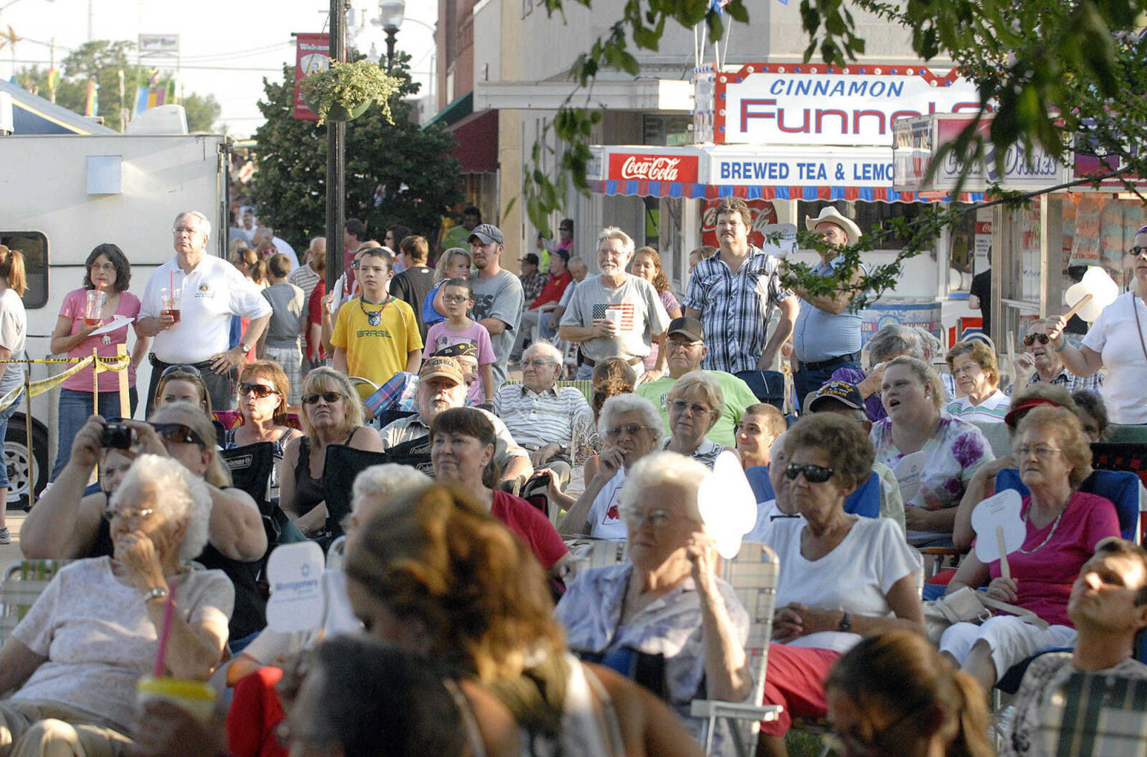 LAURA SIMON ~ lsimon@semissourian.com
People flock to the courthouse lawn Wednesday, July 27, 2011 during the senior idol competition at Jackson Homecomers.