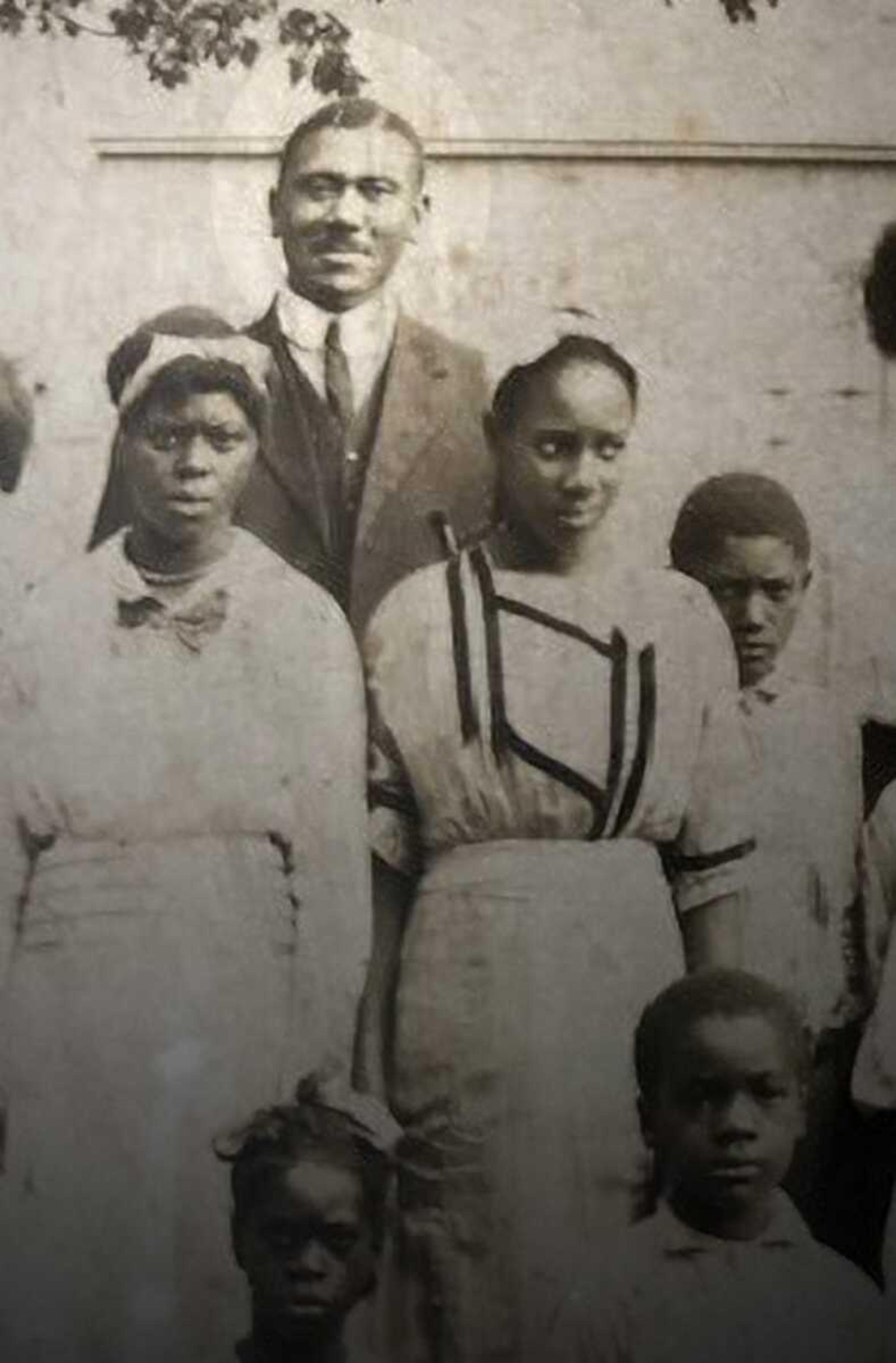 O.O. Nance with Cape Girardeau's Lincoln School students, circa 1914.